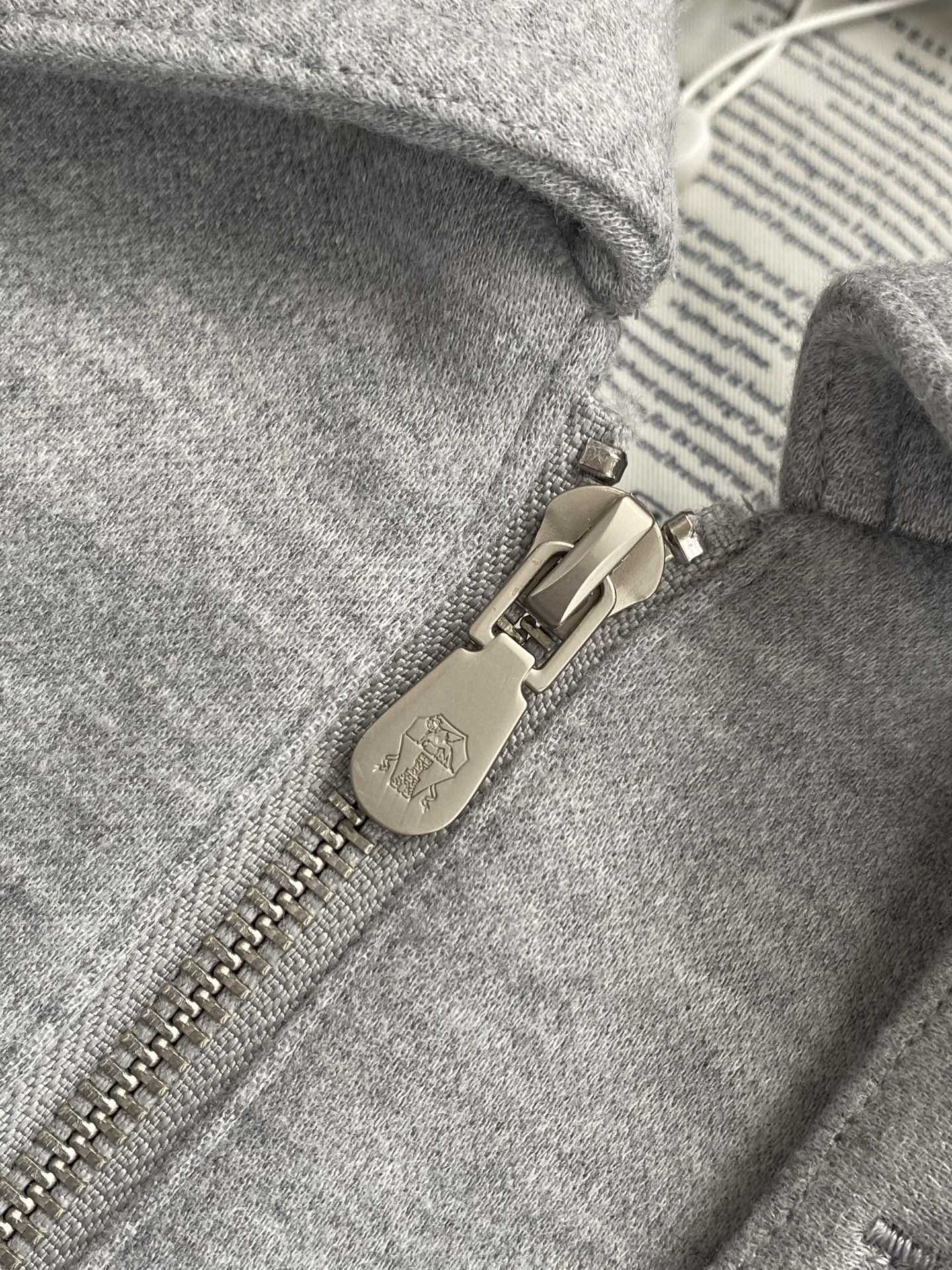 Brunello Cucinelli Sweatjacke in Grau mit Reißverschluss und Brusttasche