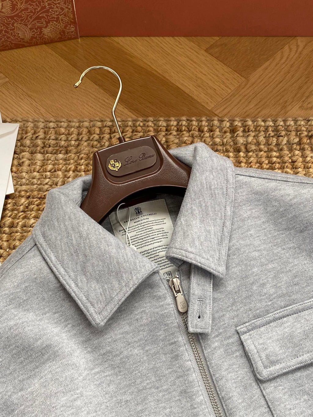 Brunello Cucinelli Sweatjacke in Grau mit Reißverschluss und Brusttasche