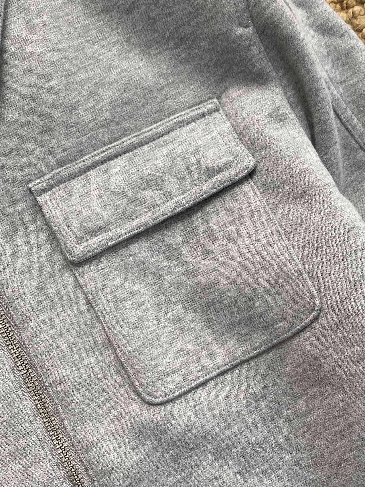 Brunello Cucinelli Sweatjacke in Grau mit Reißverschluss und Brusttasche