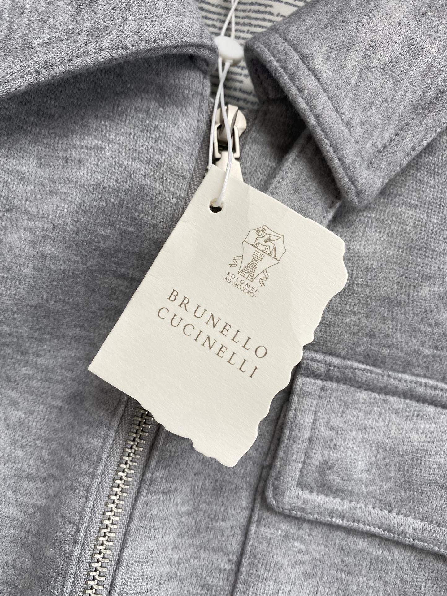 Brunello Cucinelli Sweatjacke in Grau mit Reißverschluss und Brusttasche