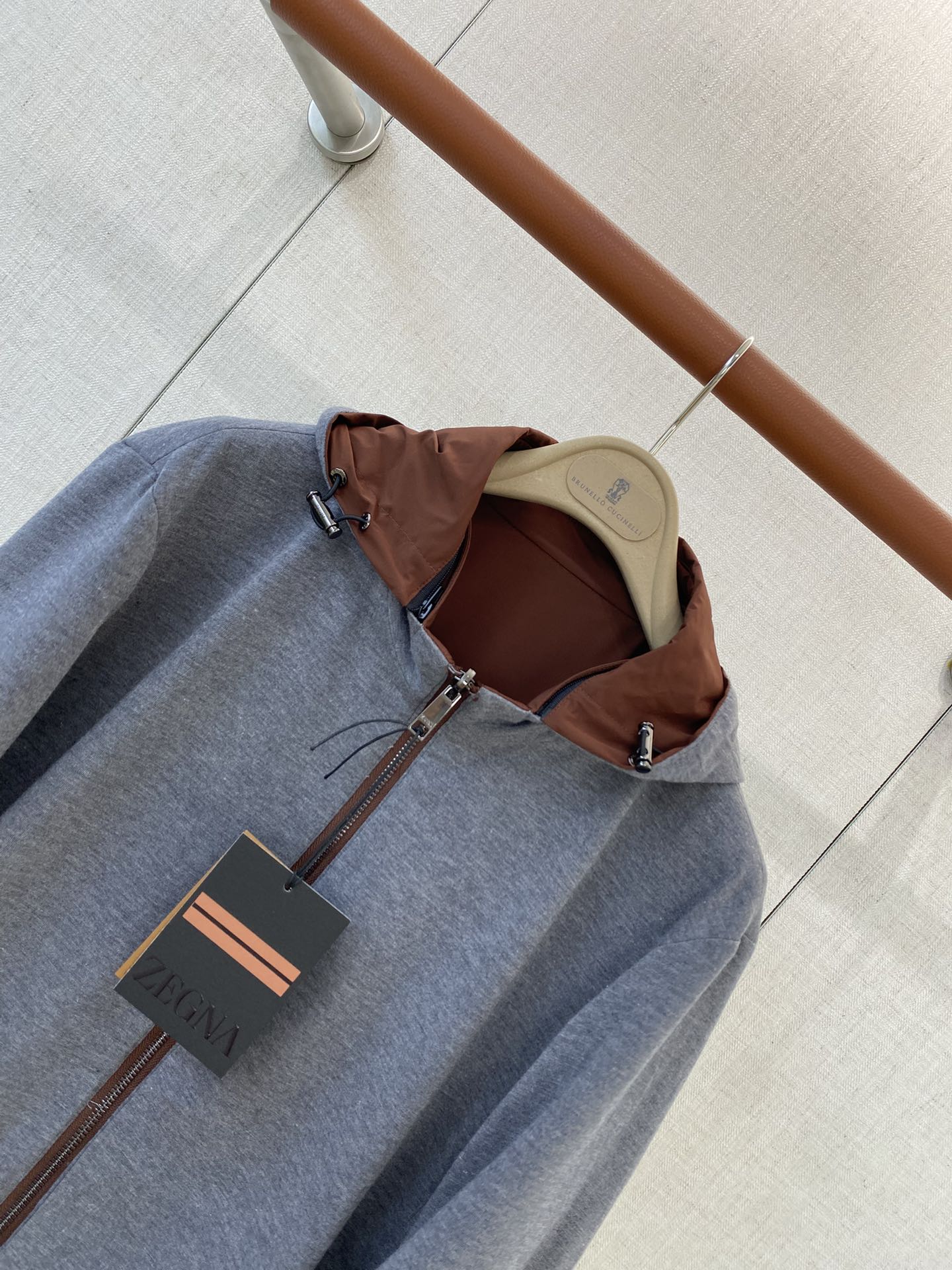 ZEGNA Herren-Kapuzenjacke mit Zipper Braun mit Kontrastfutter in Blau