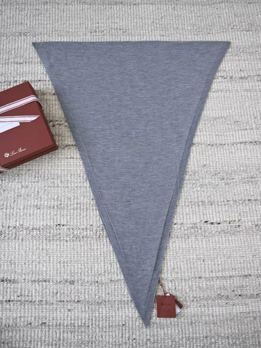 Loro Piana Superfine Cashmere Schal in Hellgrau