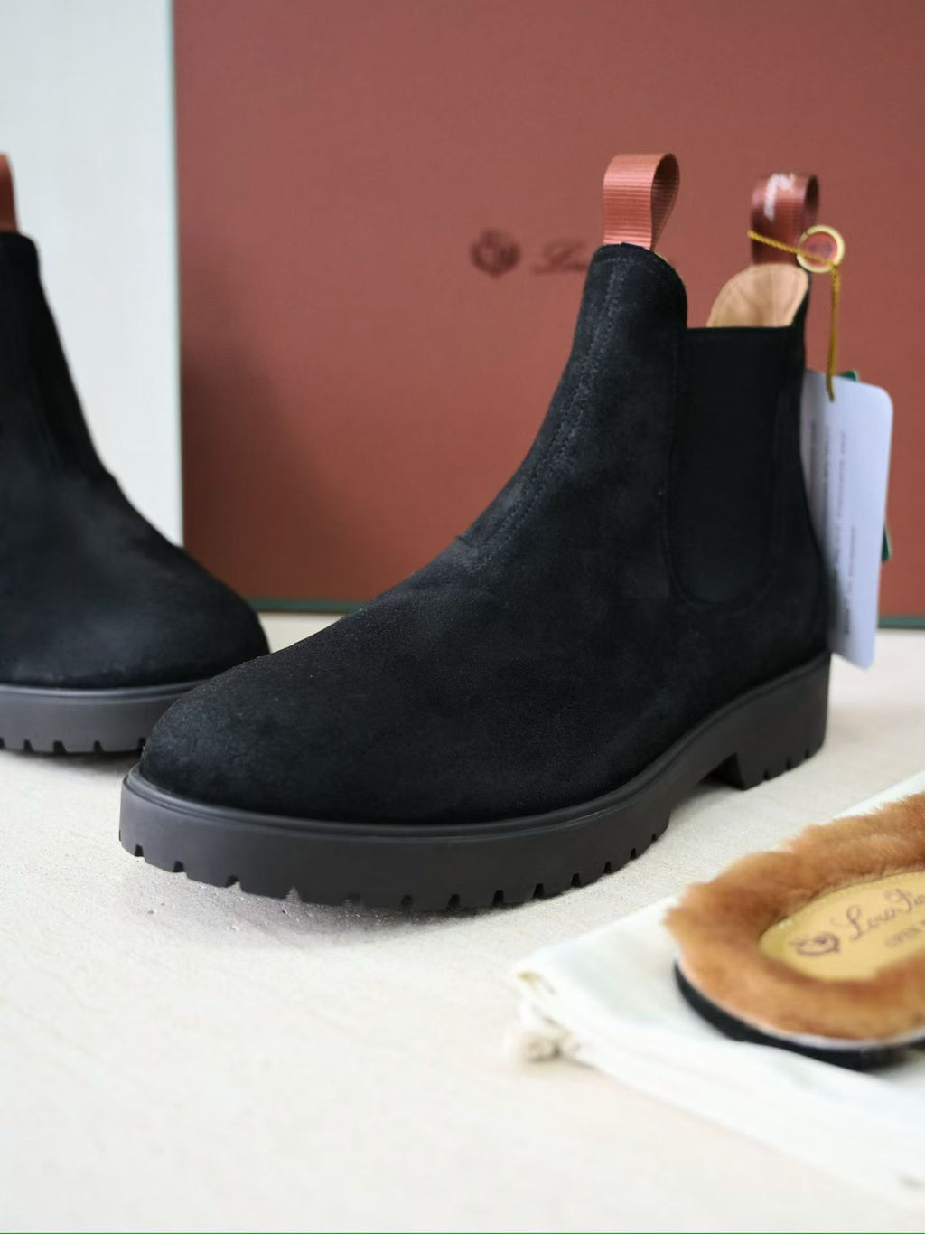 Loro Piana Herren Wildleder-Stiefeletten „Open Walk“ mit Profilsohle – Schwarz