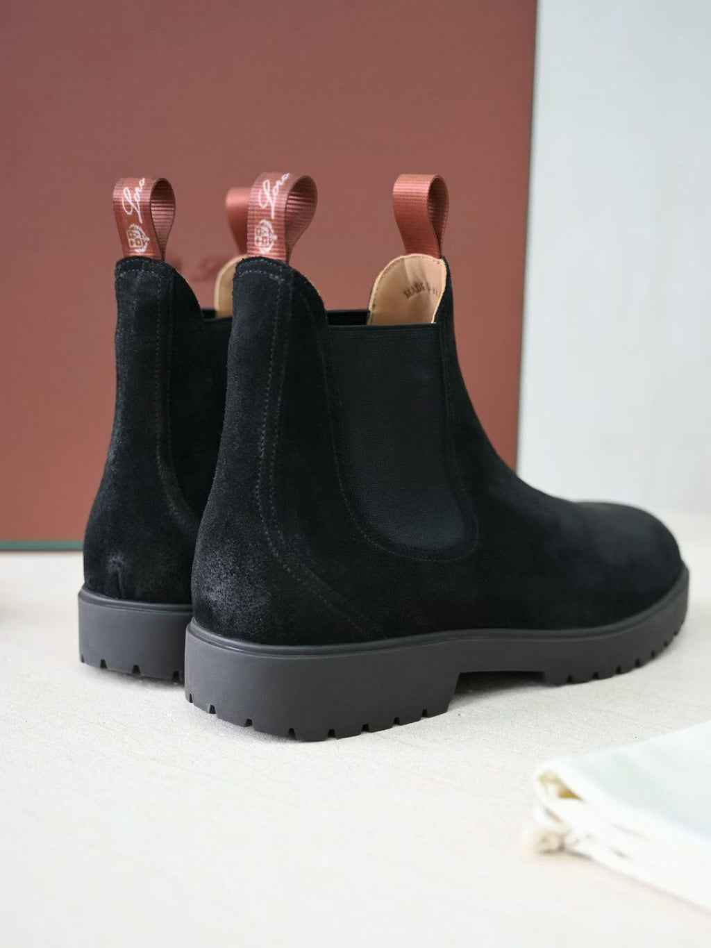 Loro Piana Herren Wildleder-Stiefeletten „Open Walk“ mit Profilsohle – Schwarz