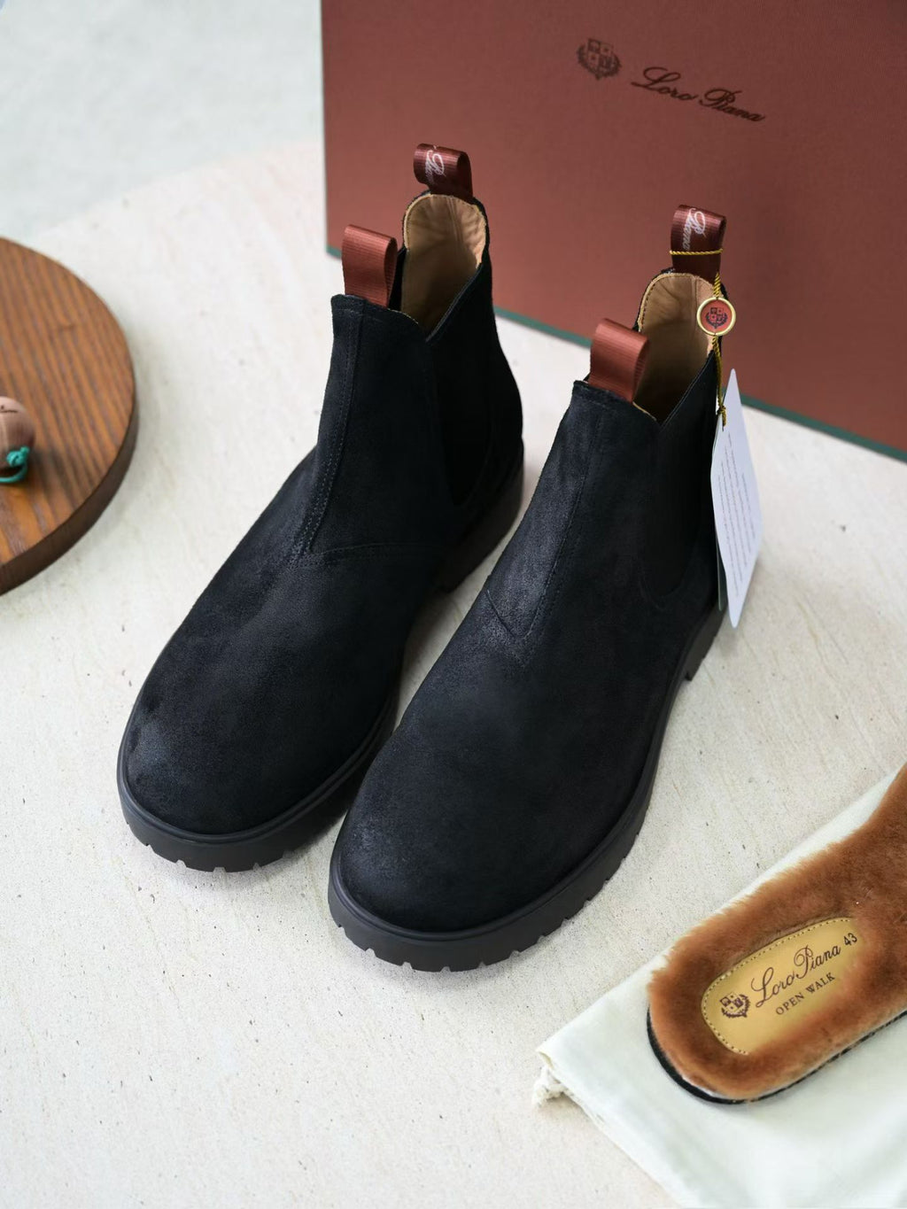 Loro Piana Herren Wildleder-Stiefeletten „Open Walk“ mit Profilsohle – Schwarz