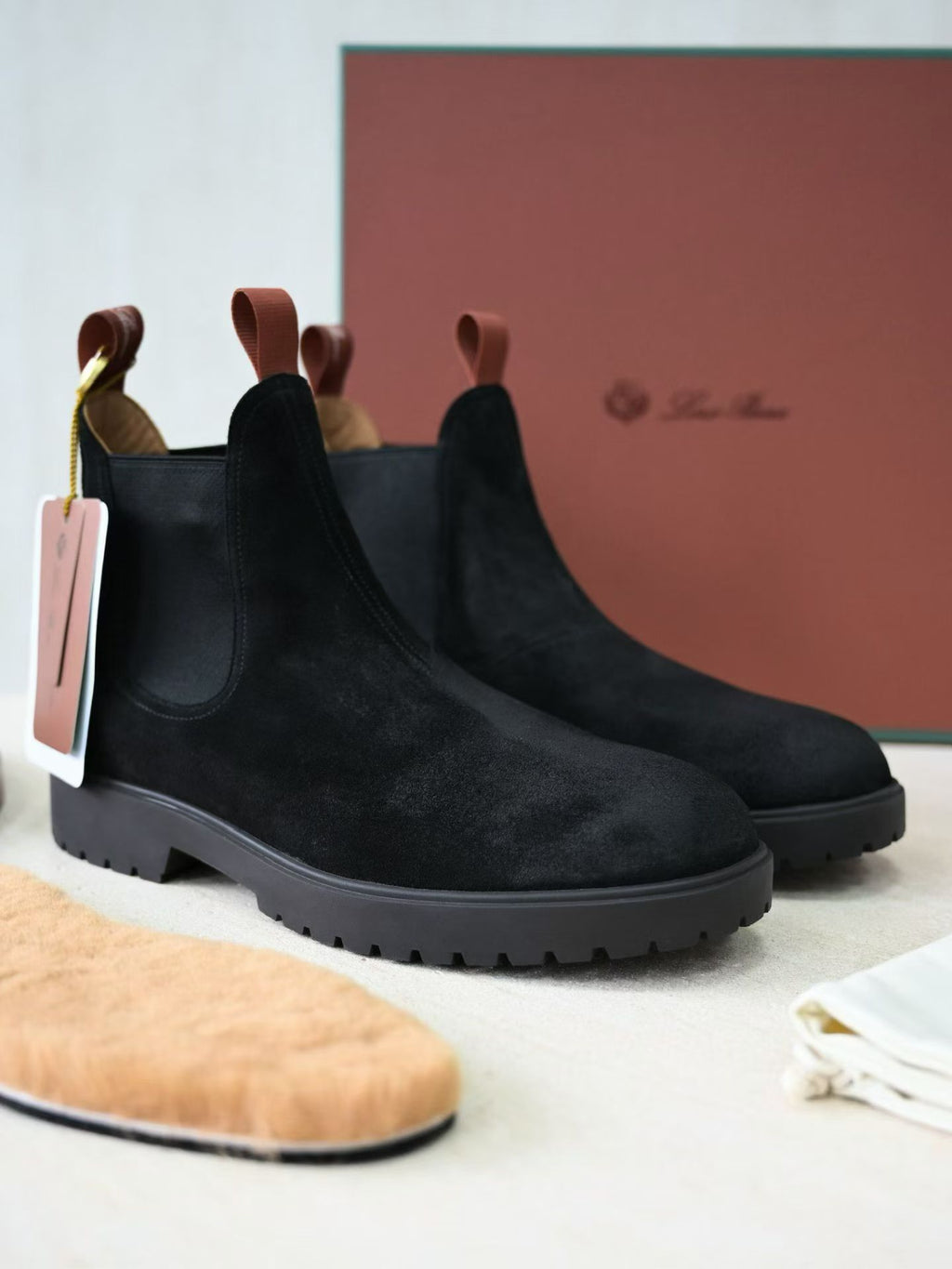 Loro Piana Herren Wildleder-Stiefeletten „Open Walk“ mit Profilsohle – Schwarz