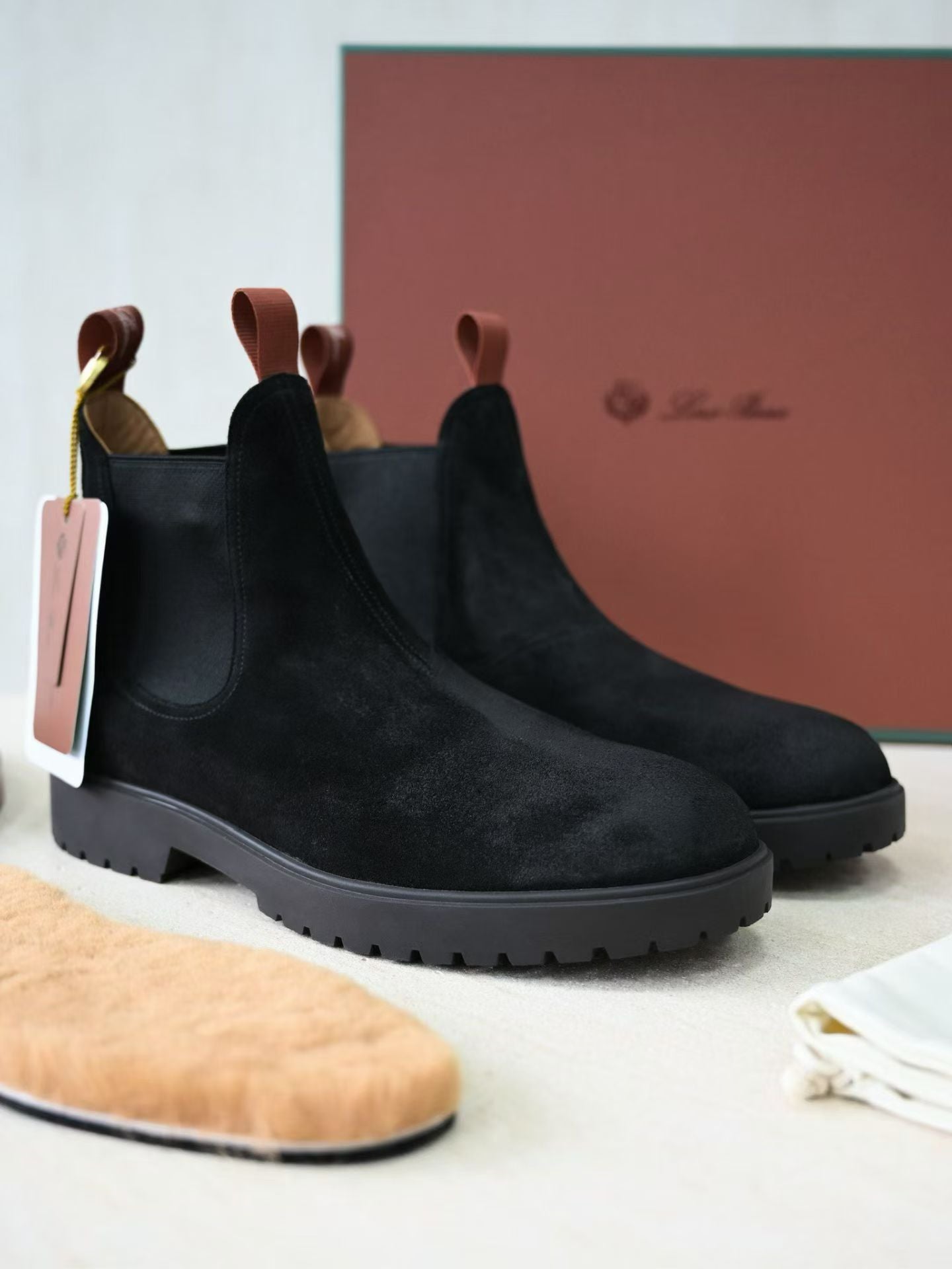 Loro Piana Herren Wildleder-Stiefeletten „Open Walk“ mit Profilsohle – Schwarz