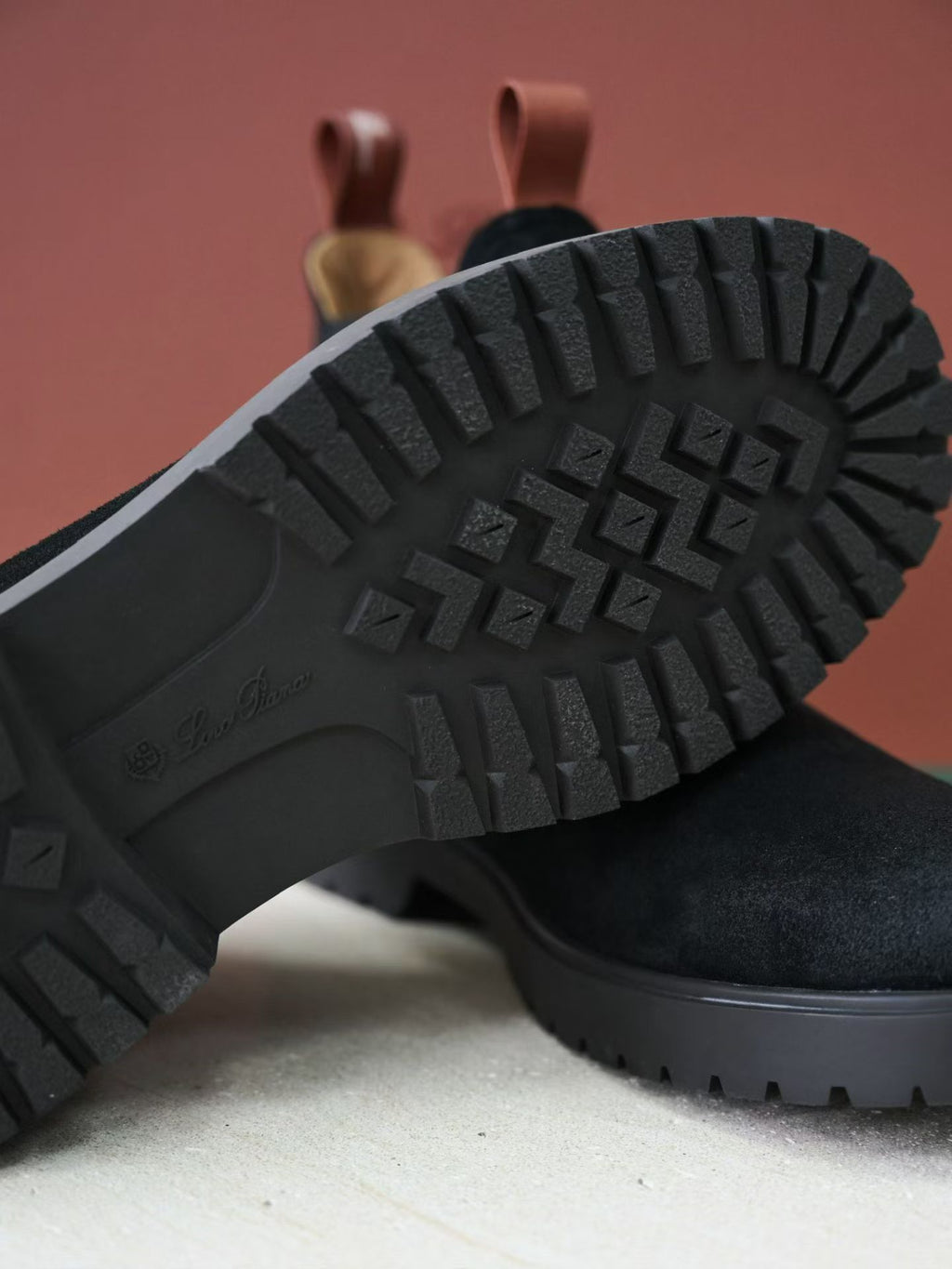 Loro Piana Herren Wildleder-Stiefeletten „Open Walk“ mit Profilsohle – Schwarz