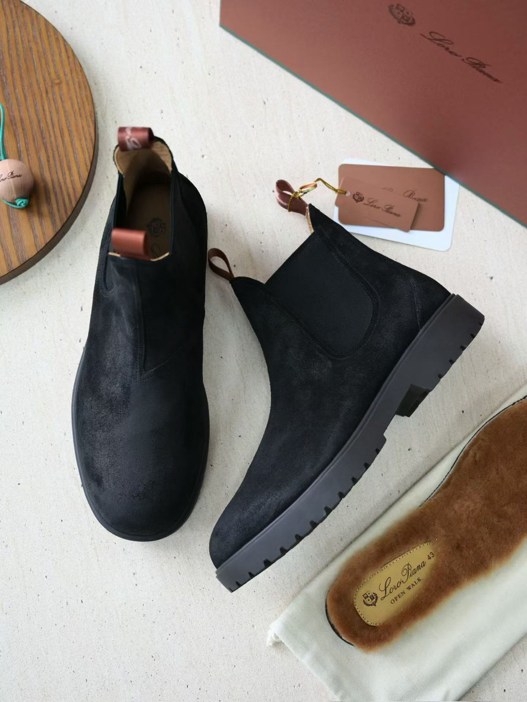 Loro Piana Herren Wildleder-Stiefeletten „Open Walk“ mit Profilsohle – Schwarz