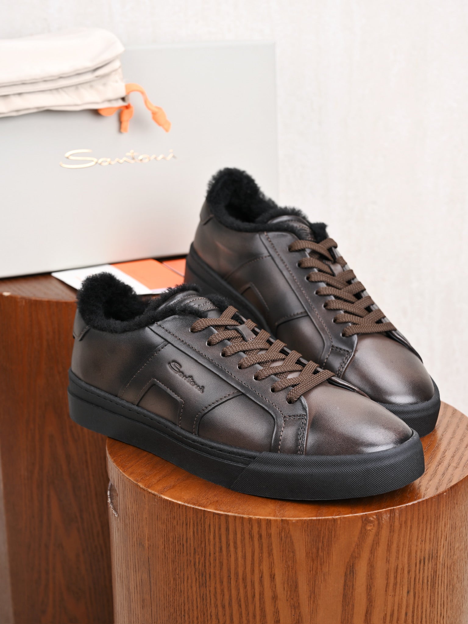 Santoni Leder-Sneaker mit Lammfellfutter in Dunkelbraun (Metallic-Bronze Finish)