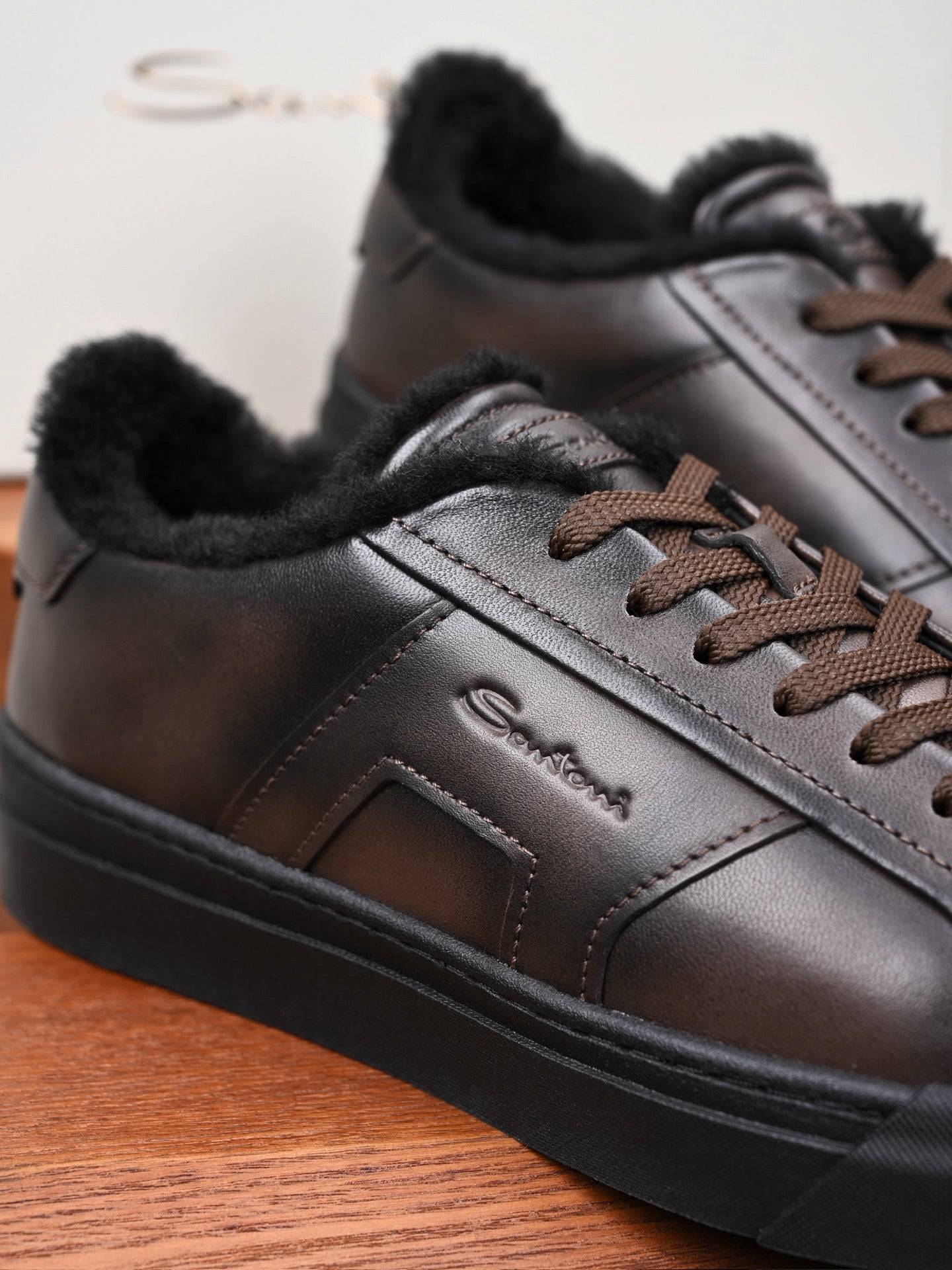Santoni Leder-Sneaker mit Lammfellfutter in Dunkelbraun (Metallic-Bronze Finish)