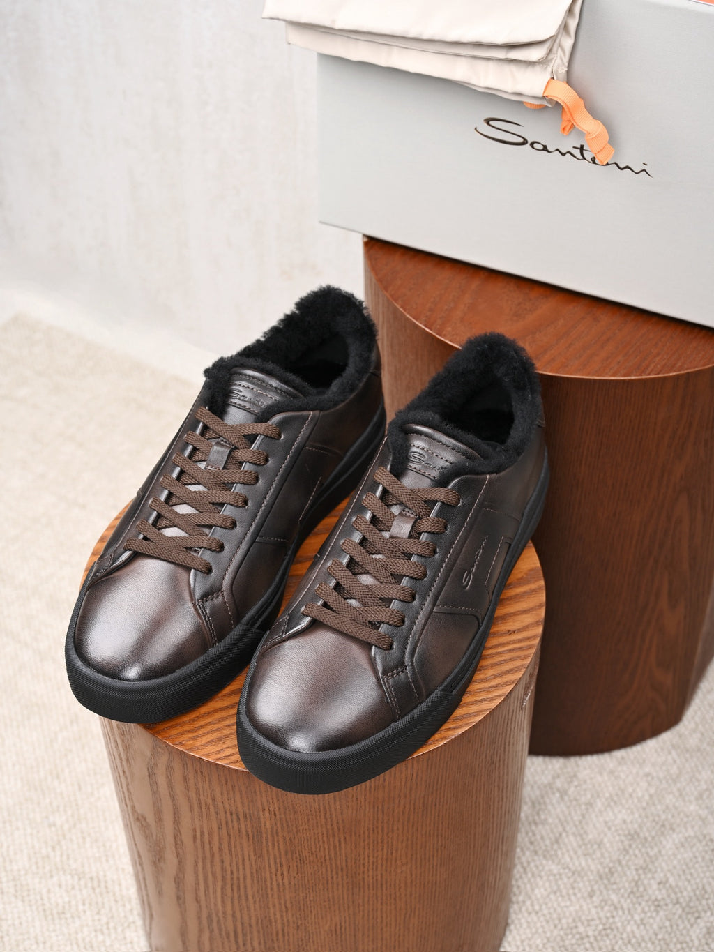 Santoni Leder-Sneaker mit Lammfellfutter in Dunkelbraun (Metallic-Bronze Finish)