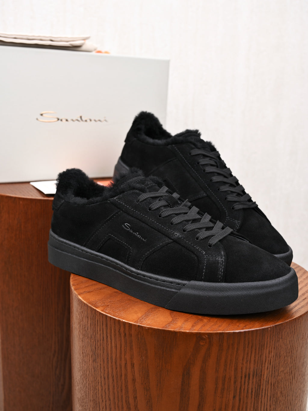 Santoni Veloursleder-Sneaker mit Lammfellfutter in Schwarz