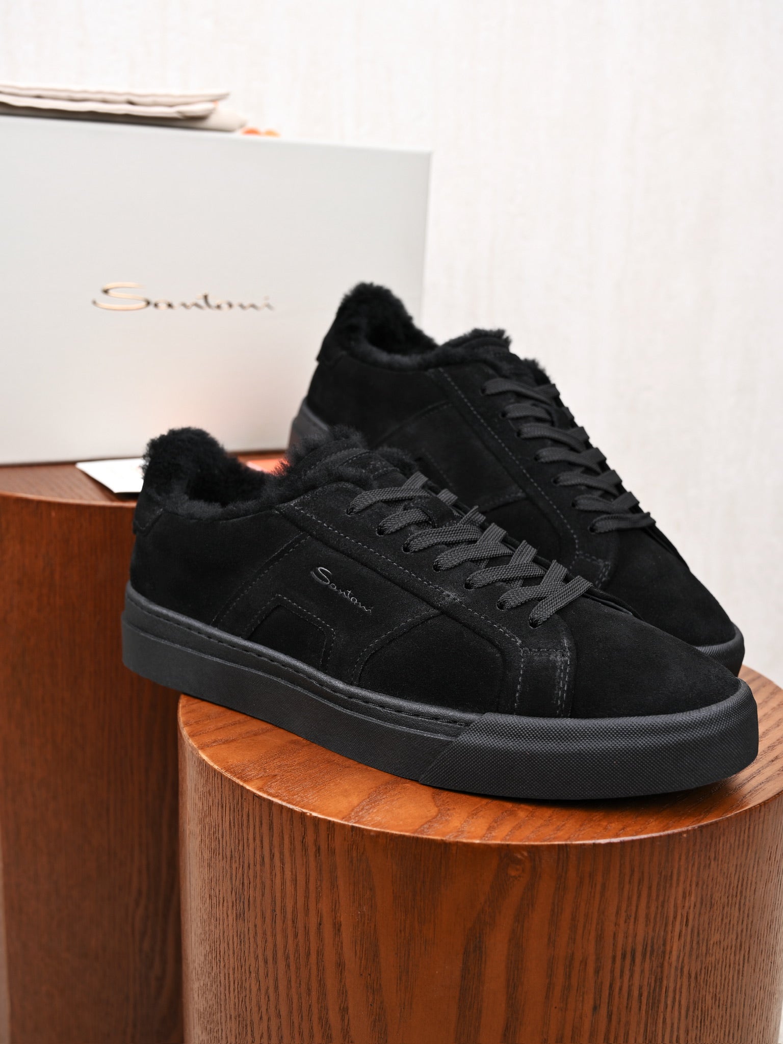 Santoni Veloursleder-Sneaker mit Lammfellfutter in Schwarz