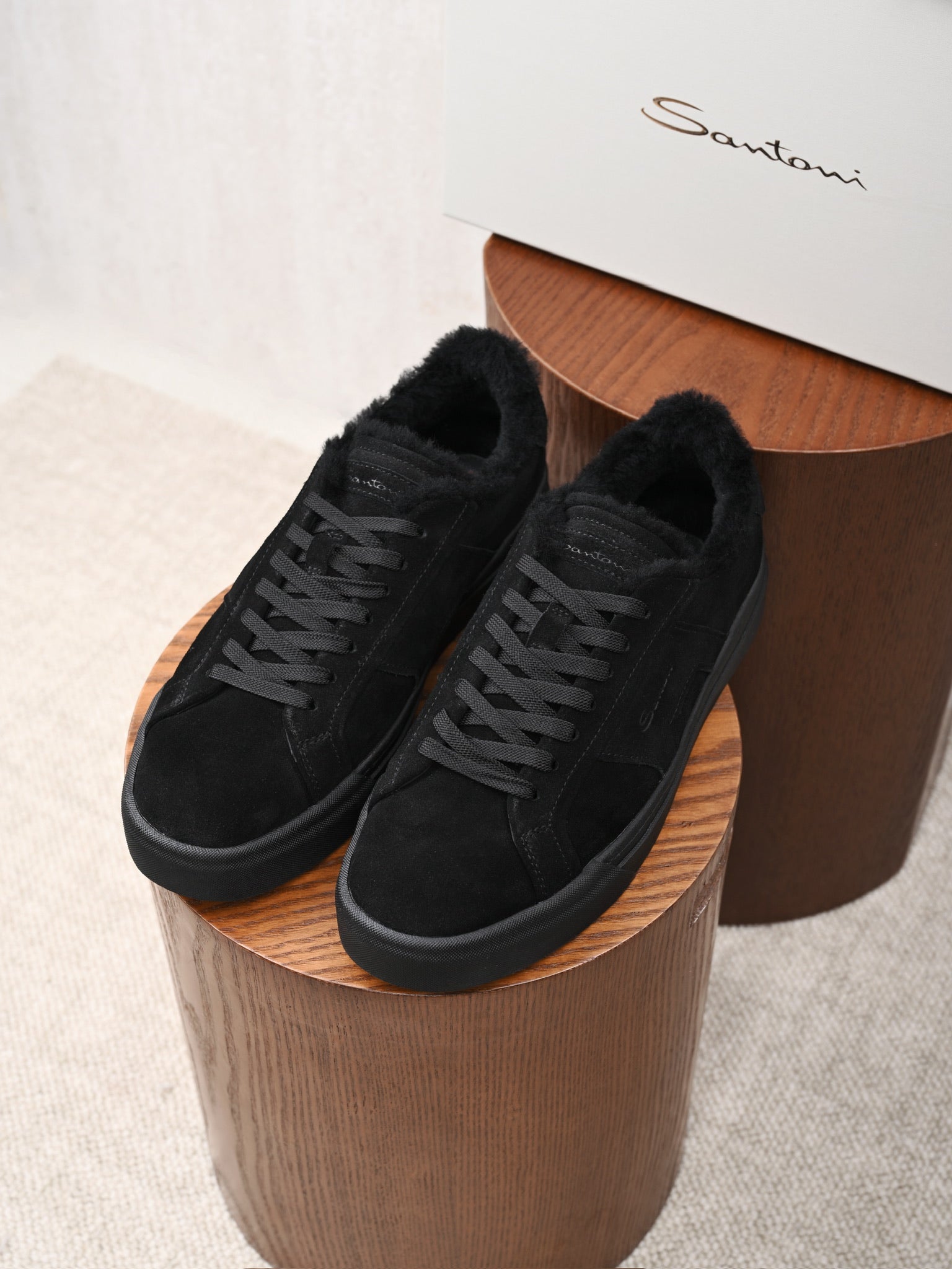 Santoni Veloursleder-Sneaker mit Lammfellfutter in Schwarz