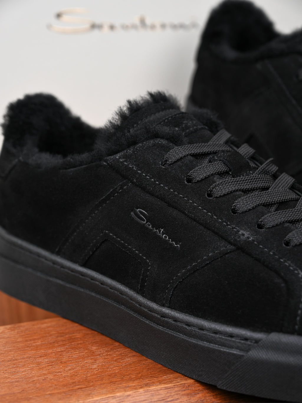 Santoni Veloursleder-Sneaker mit Lammfellfutter in Schwarz