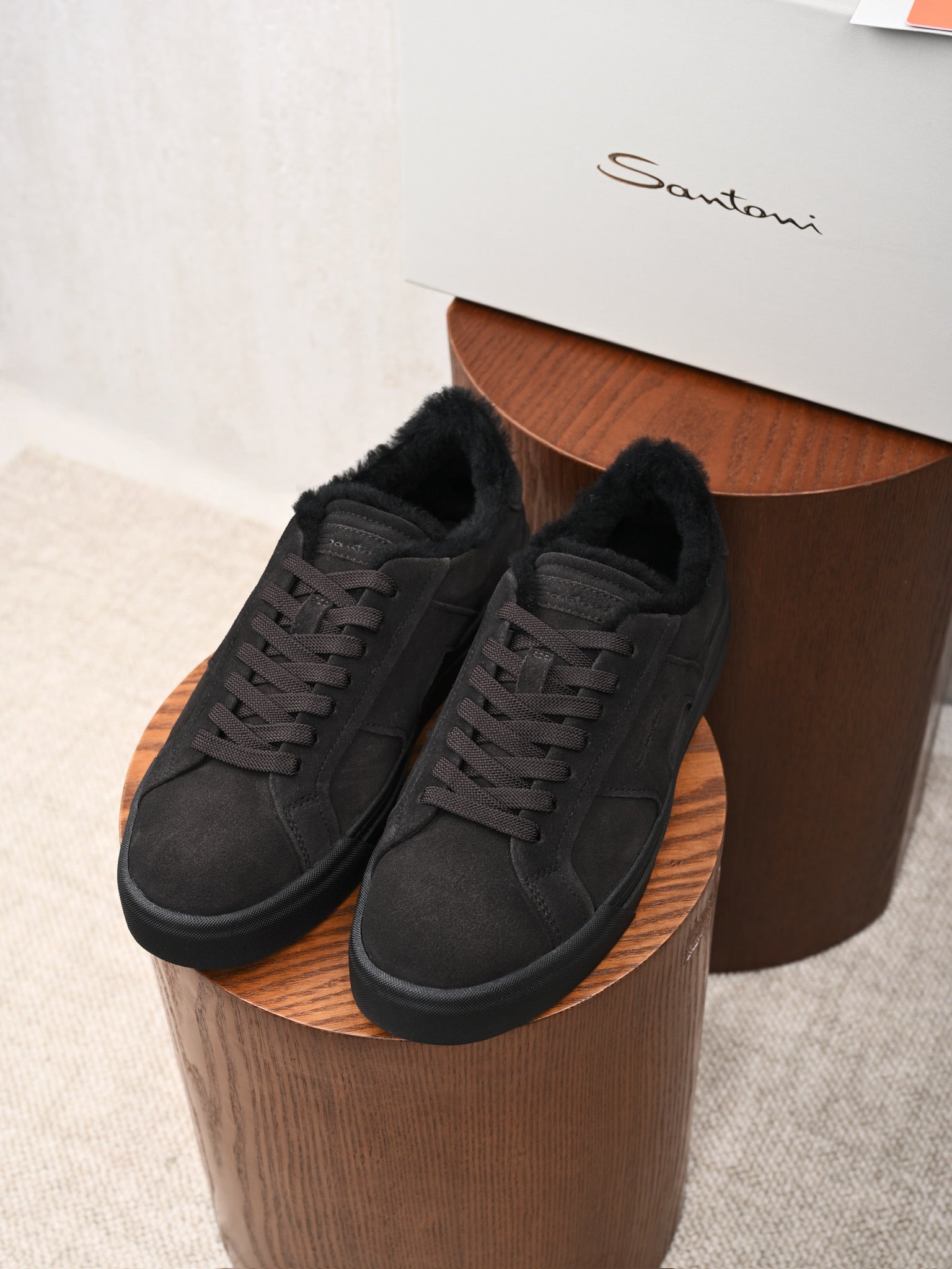 Santoni Veloursleder-Sneaker mit Lammfellfutter in Schwarz (Dunkelanthrazit)
