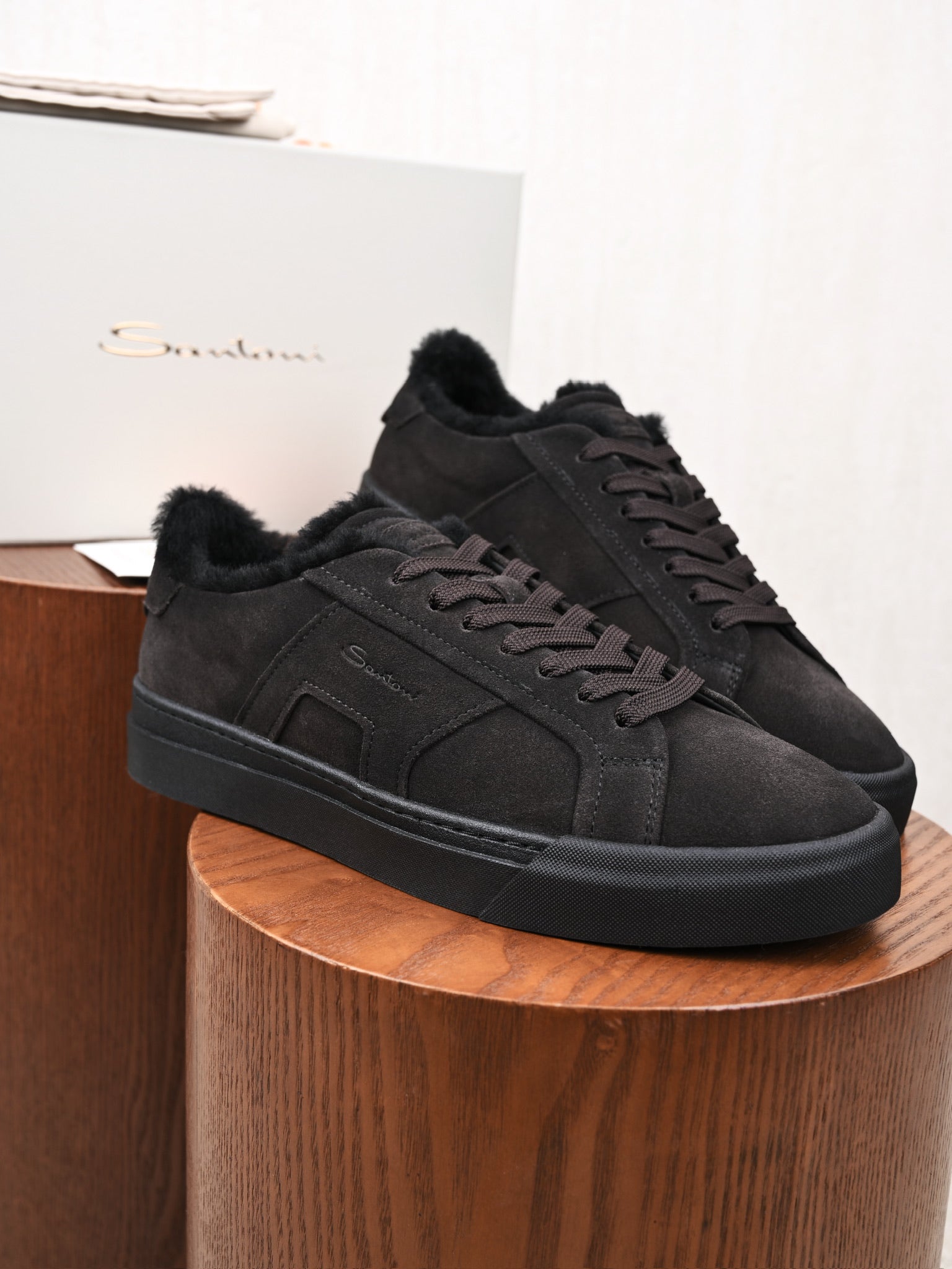 Santoni Veloursleder-Sneaker mit Lammfellfutter in Schwarz (Dunkelanthrazit)