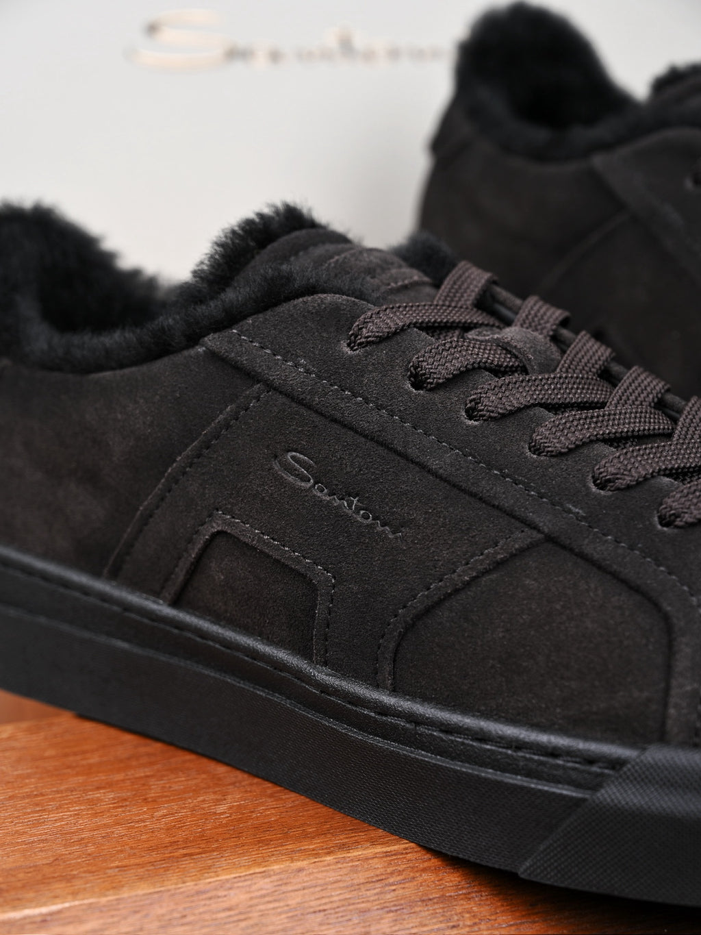Santoni Veloursleder-Sneaker mit Lammfellfutter in Schwarz (Dunkelanthrazit)