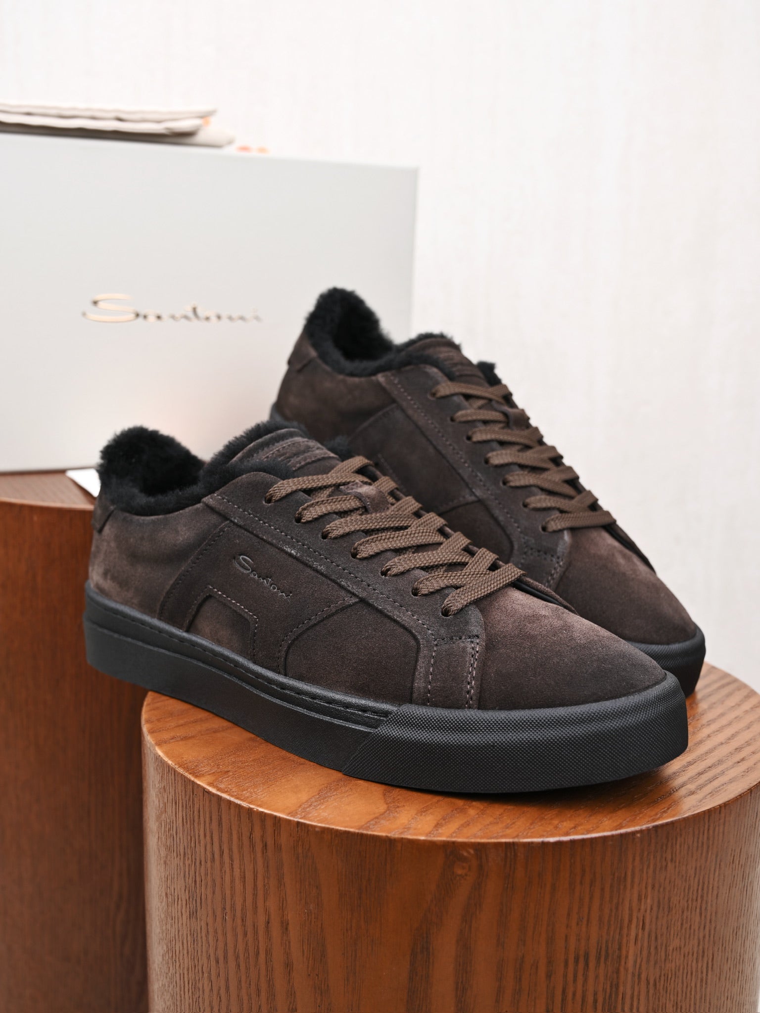 Santoni Veloursleder-Sneaker mit Lammfellfutter in Dunkelbraun