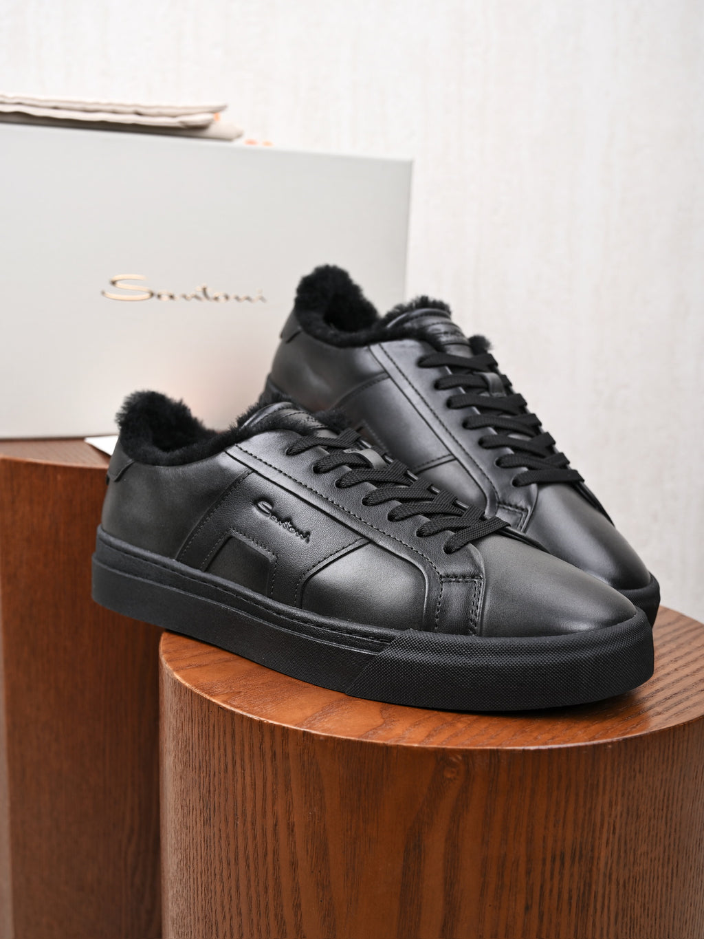 Santoni Leder-Sneaker mit Lammfellfutter in Schwarz