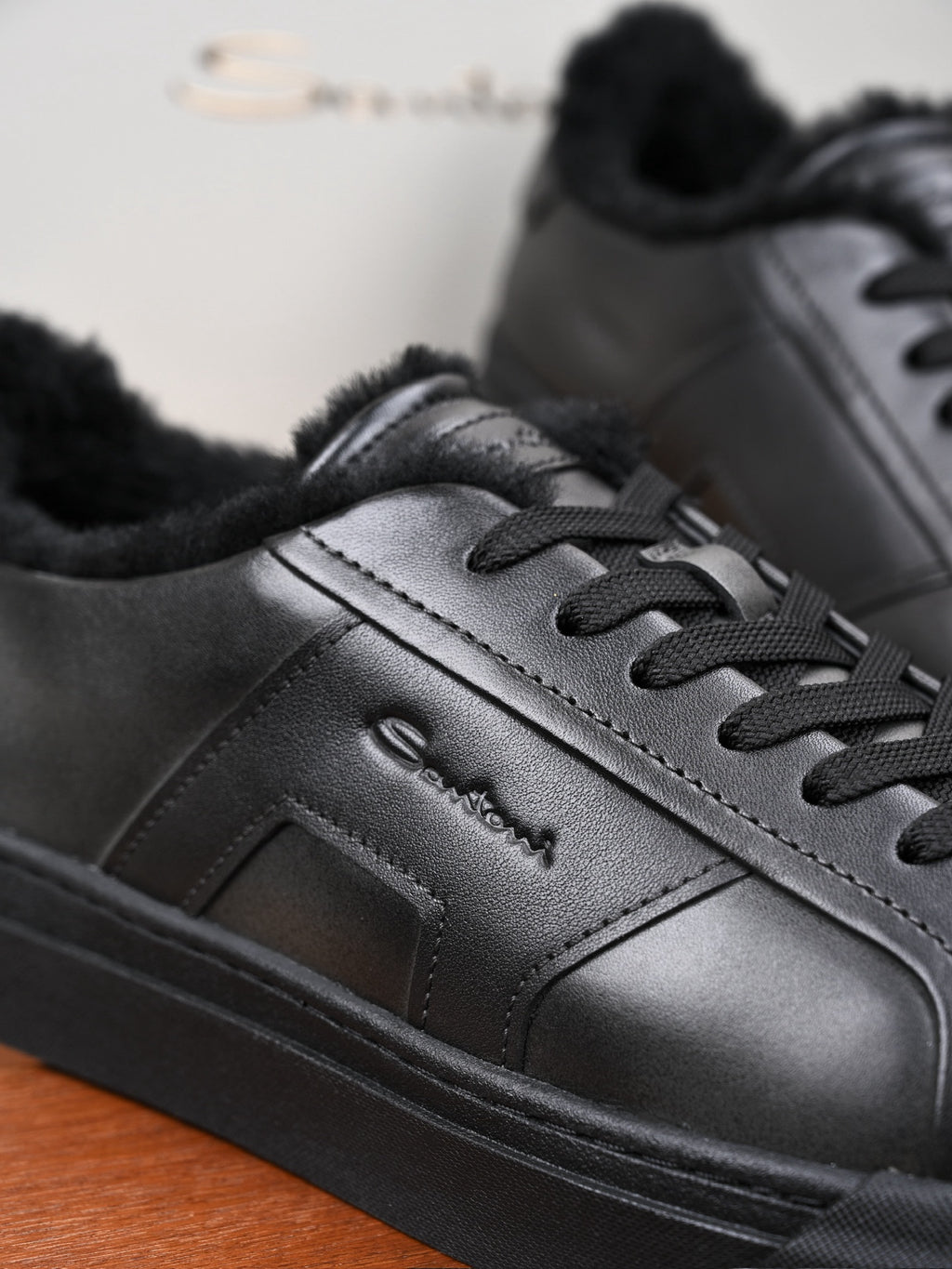 Santoni Leder-Sneaker mit Lammfellfutter in Schwarz