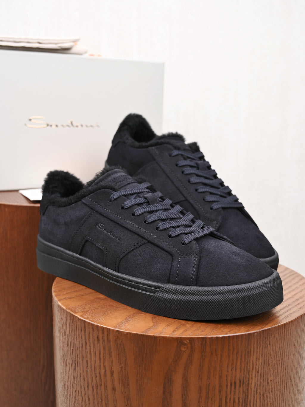 Santoni Sneaker aus Veloursleder mit Lammfellfutter in Schwarz
