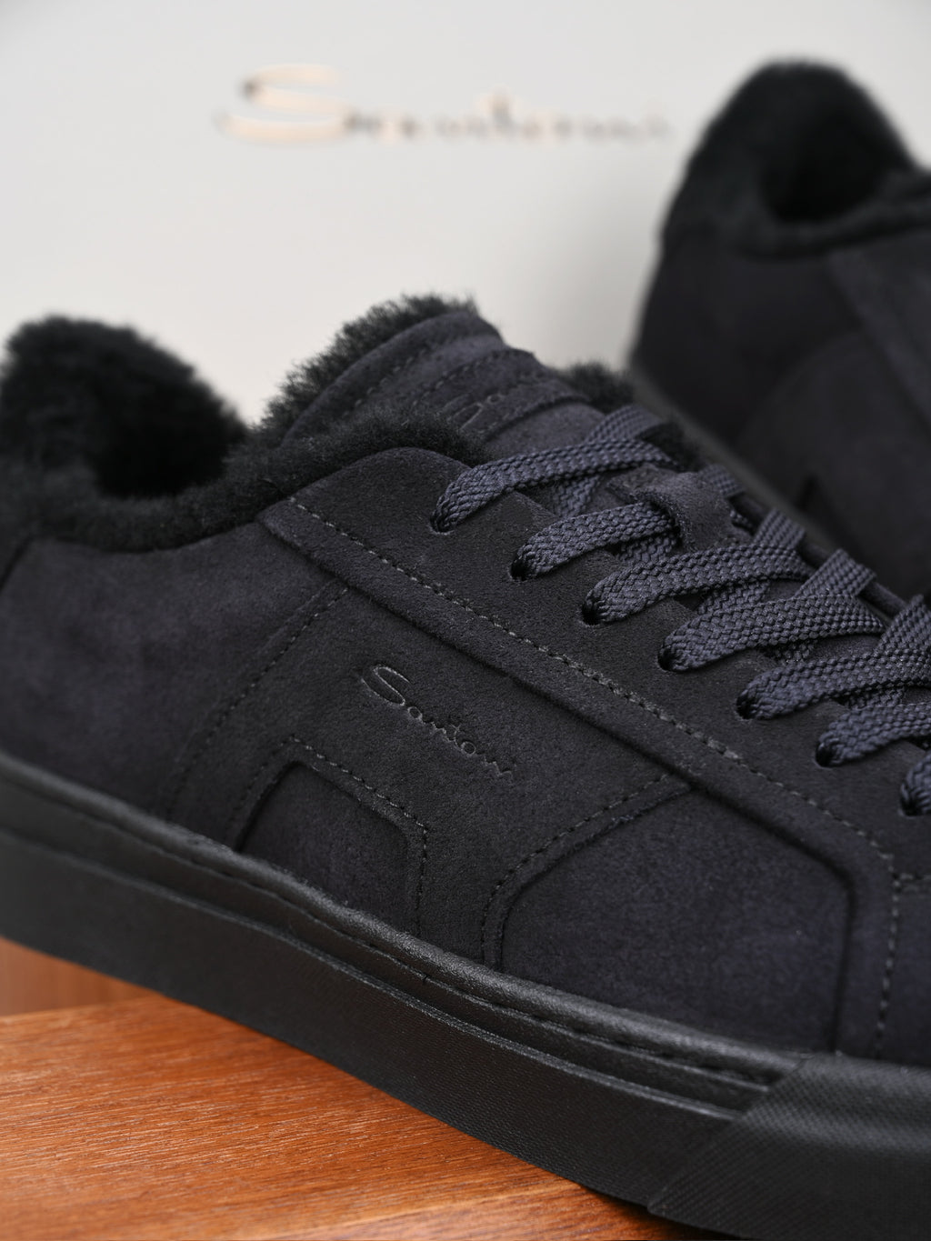 Santoni Sneaker aus Veloursleder mit Lammfellfutter in Schwarz