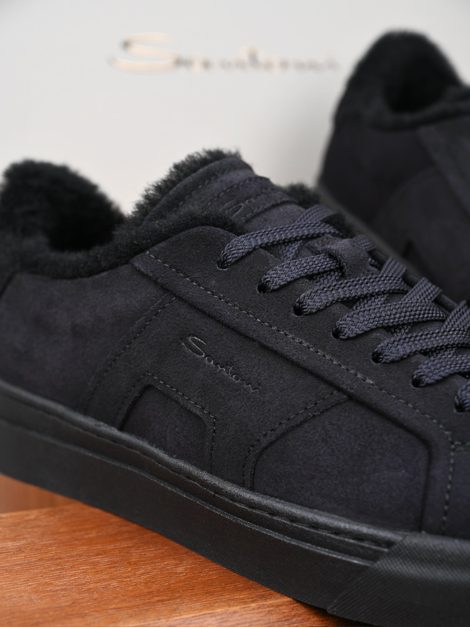 Santoni Sneaker aus Veloursleder mit Lammfellfutter in Schwarz