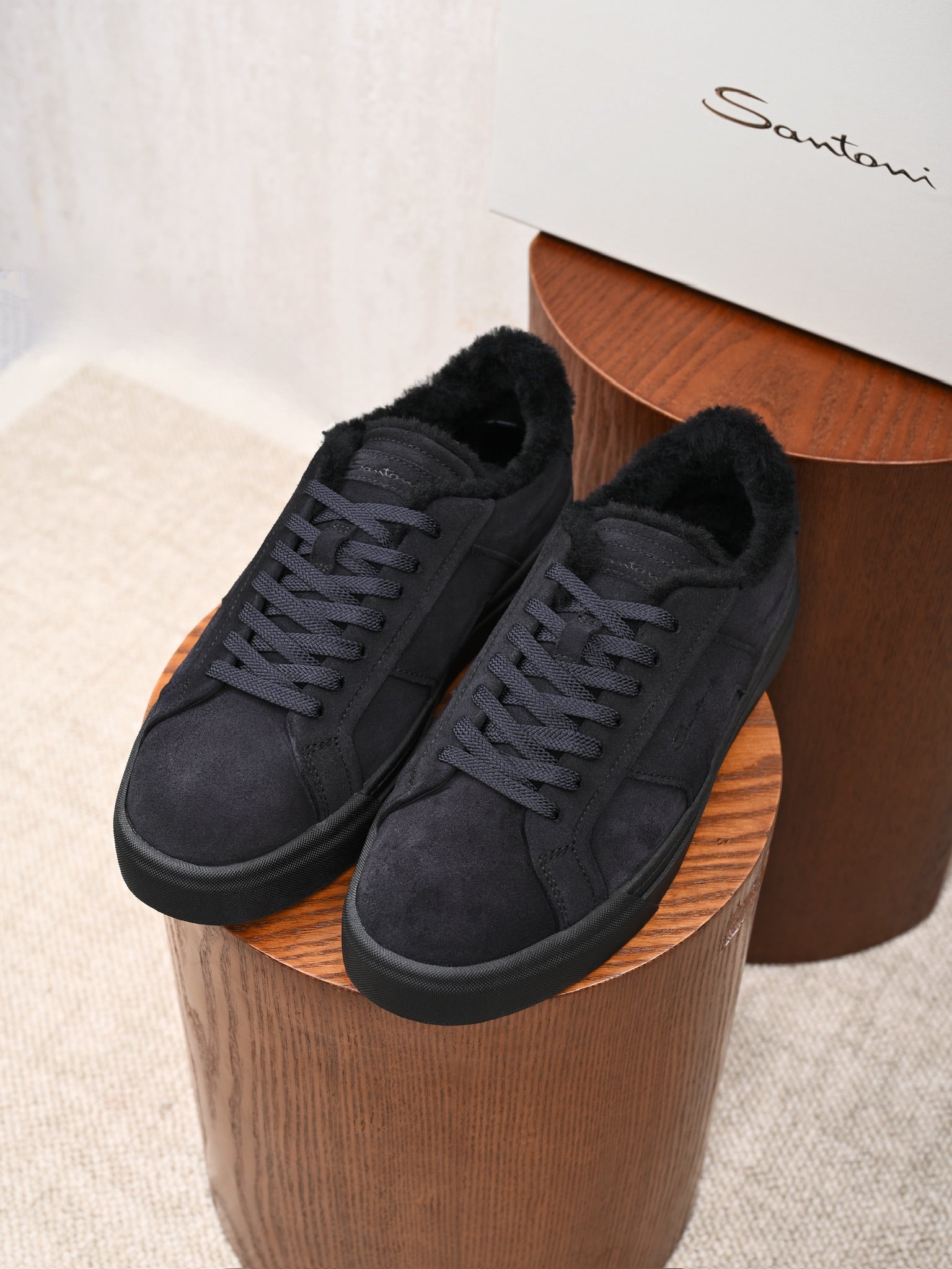 Santoni Sneaker aus Veloursleder mit Lammfellfutter in Schwarz