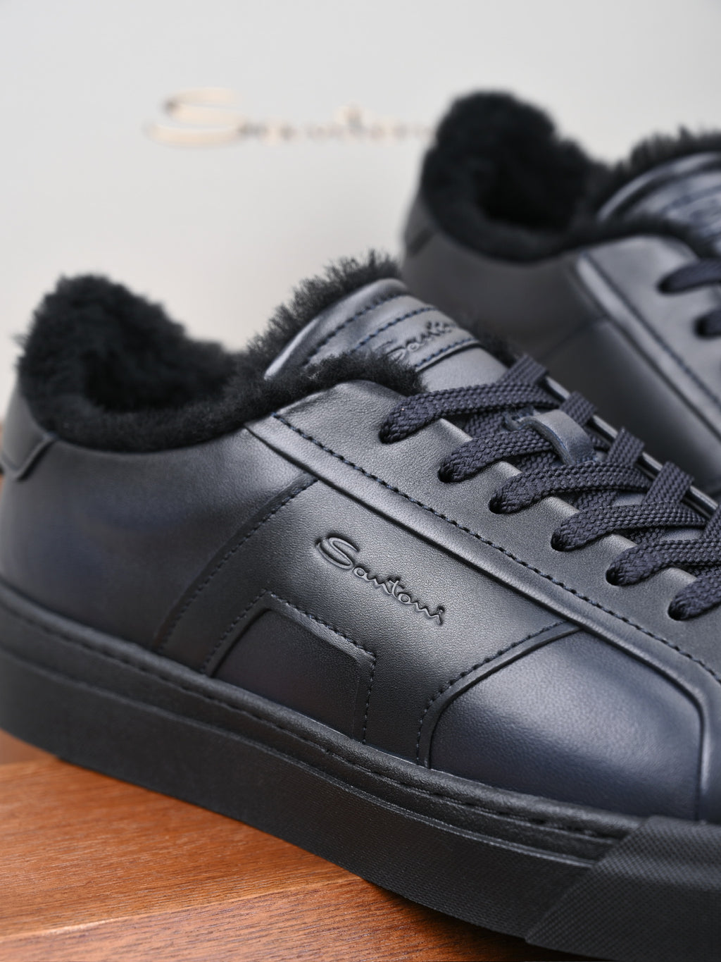Santoni Herren-Sneaker aus schwarzem Leder mit Lammfellfutter und Gummisohle