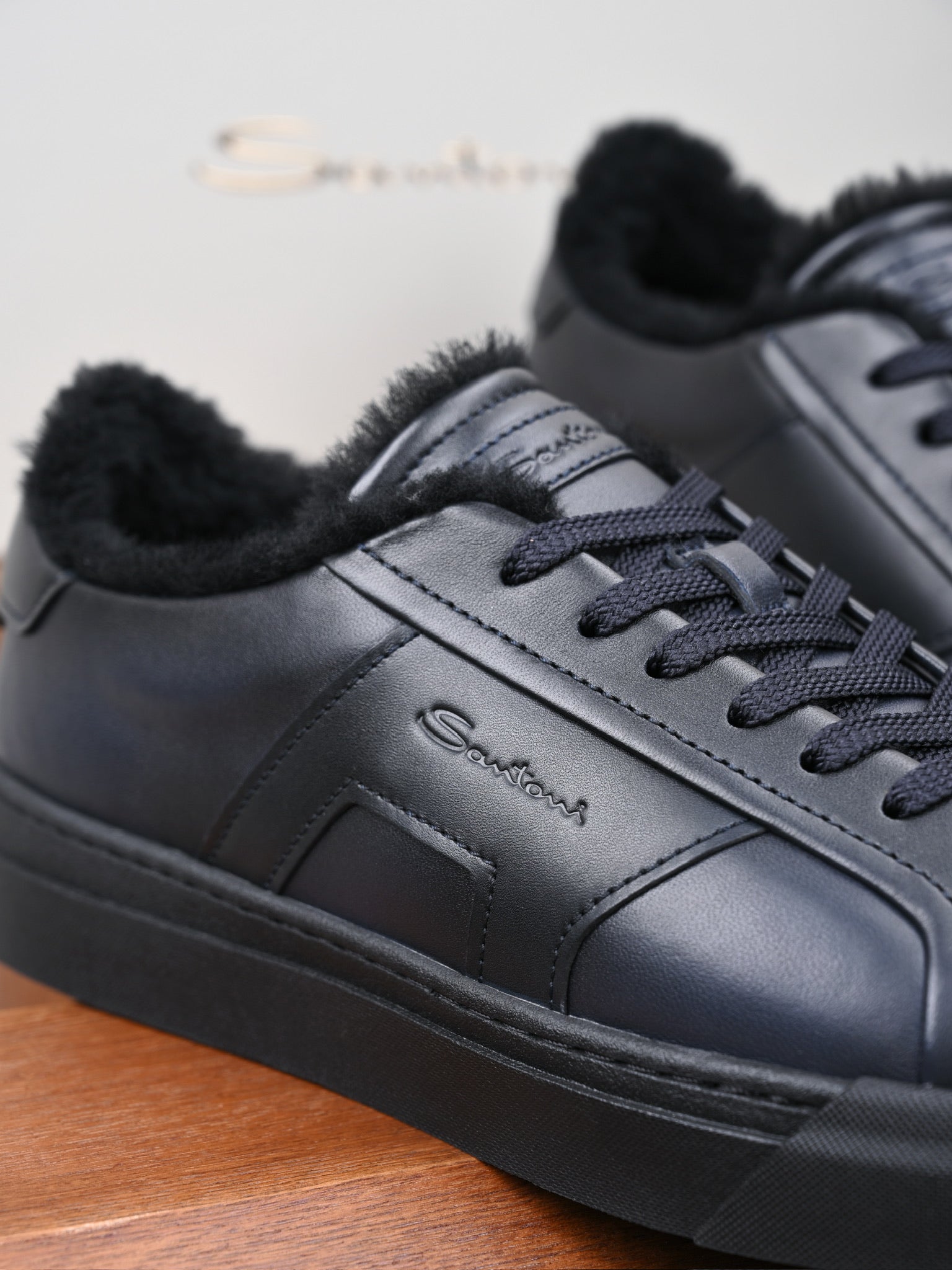 Santoni Herren-Sneaker aus schwarzem Leder mit Lammfellfutter und Gummisohle