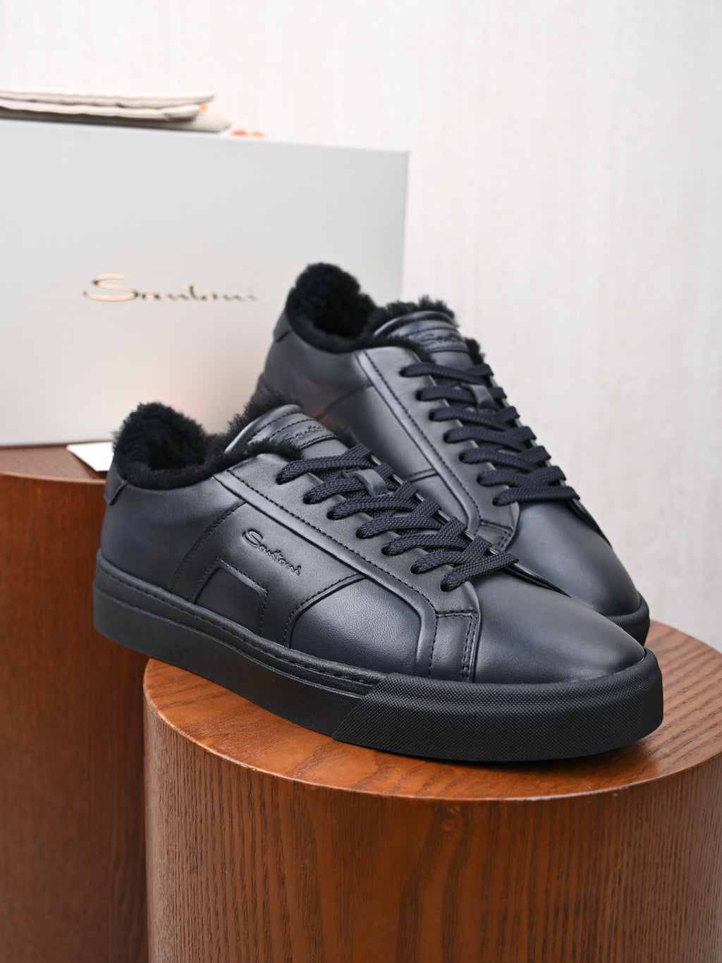 Santoni Herren-Sneaker aus schwarzem Leder mit Lammfellfutter und Gummisohle