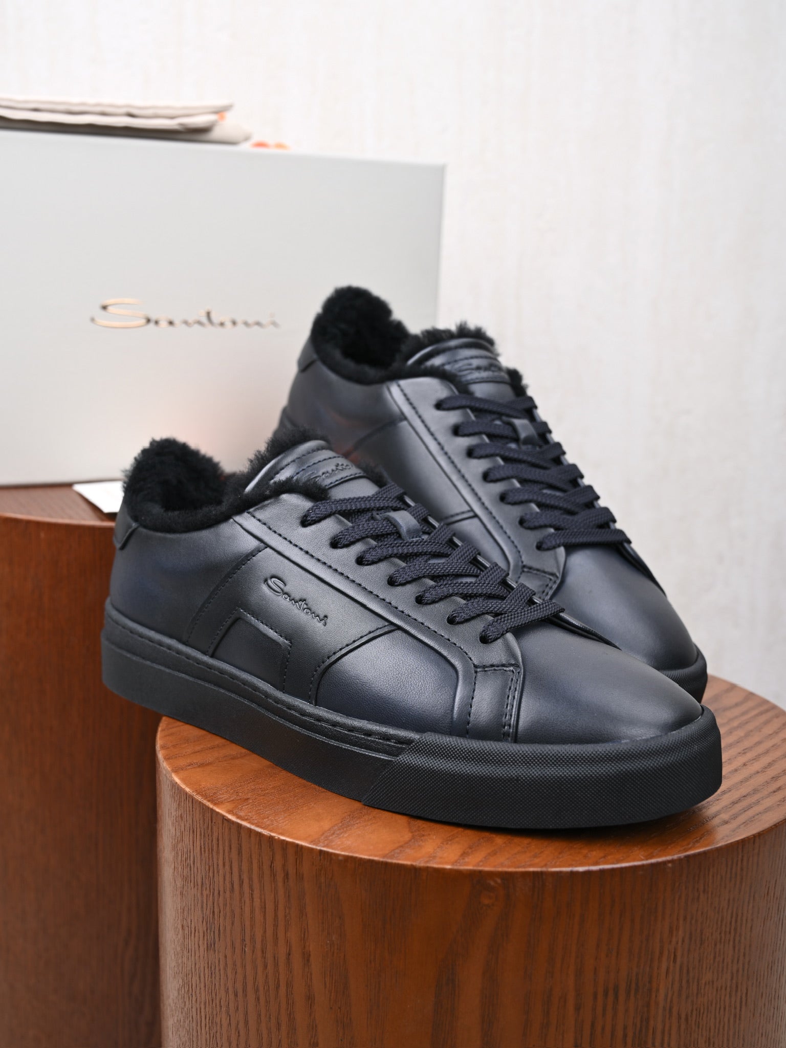 Santoni Herren-Sneaker aus schwarzem Leder mit Lammfellfutter und Gummisohle