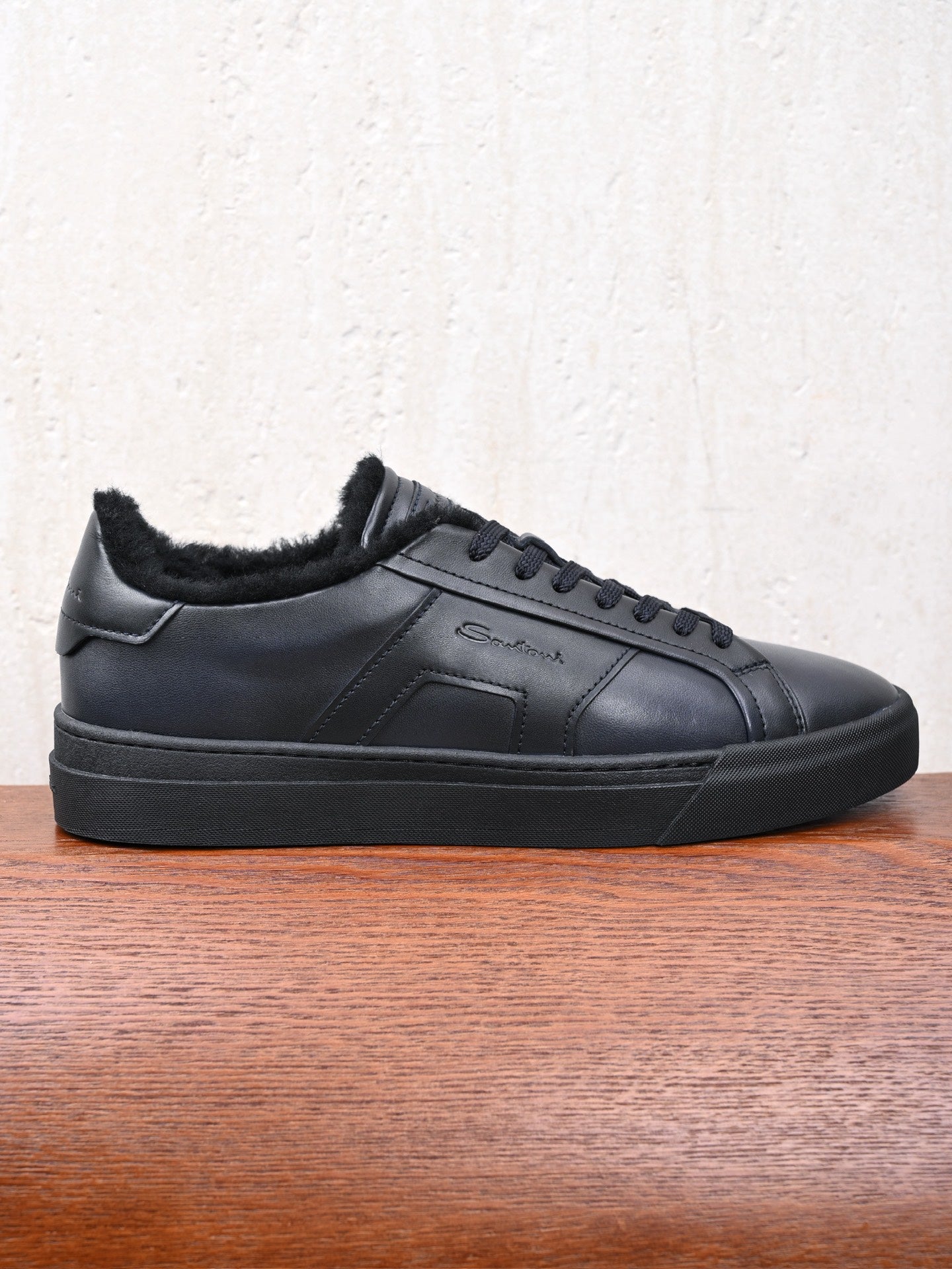 Santoni Herren-Sneaker aus schwarzem Leder mit Lammfellfutter und Gummisohle