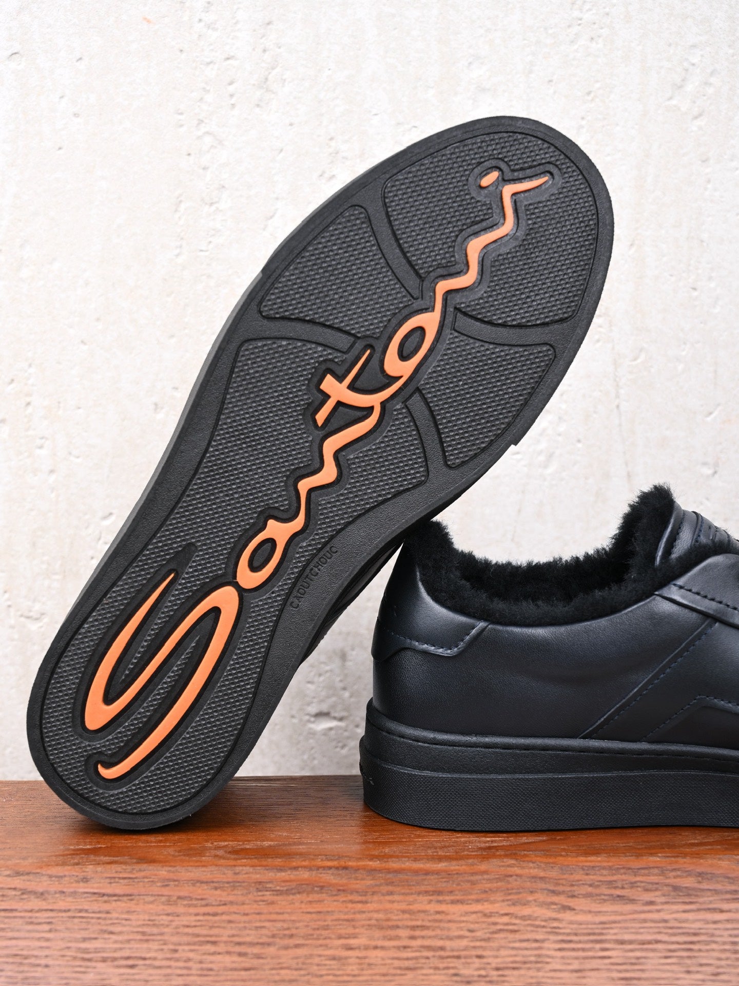 Santoni Herren-Sneaker aus schwarzem Leder mit Lammfellfutter und Gummisohle