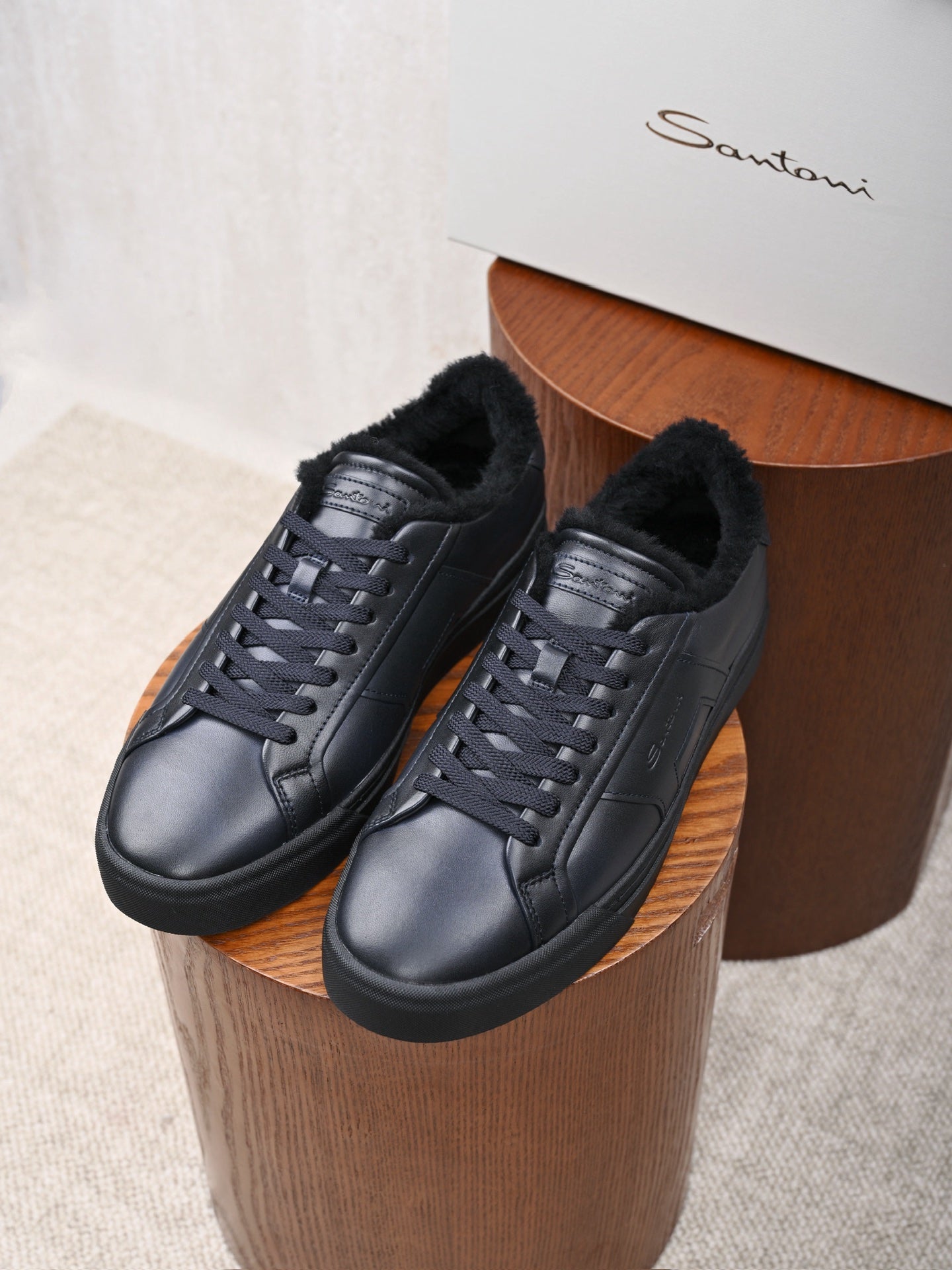 Santoni Herren-Sneaker aus schwarzem Leder mit Lammfellfutter und Gummisohle
