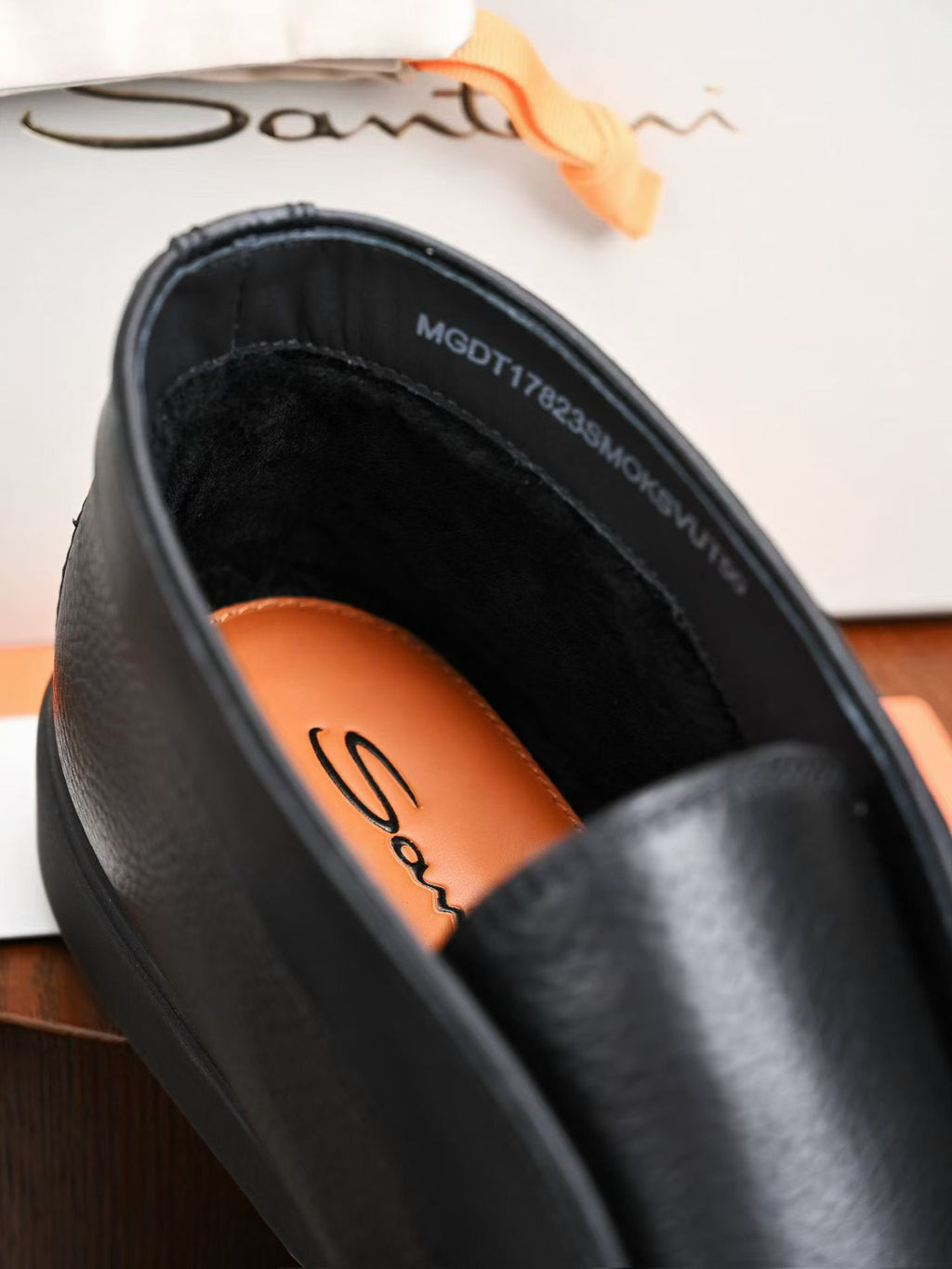 Santoni Herren Slipper aus schwarzem genargbtem Leder mit Gummisohle