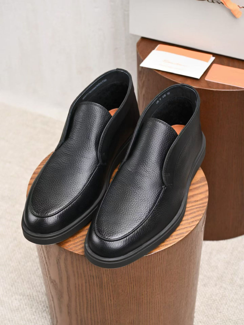 Santoni Herren Slipper aus schwarzem genargbtem Leder mit Gummisohle