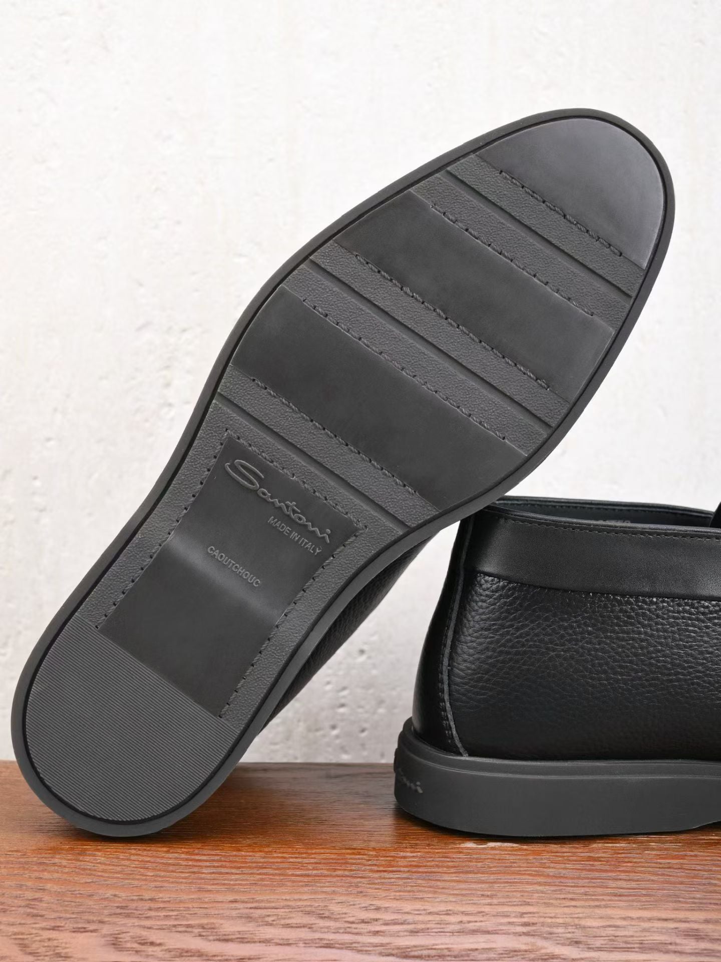Santoni Herren Slipper aus schwarzem genargbtem Leder mit Gummisohle
