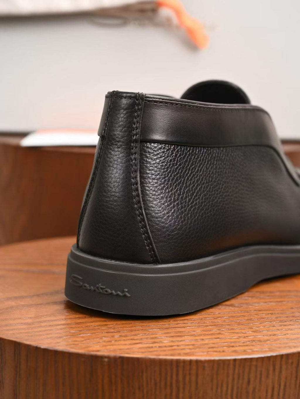 Santoni Herren-Slipper aus schwarzem genarbtem Leder mit Gummisohle