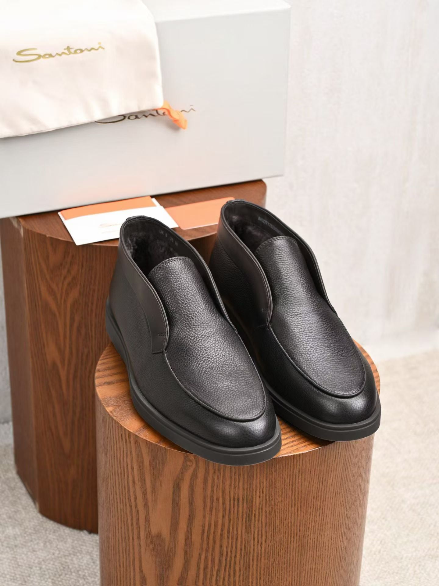 Santoni Herren-Slipper aus schwarzem genarbtem Leder mit Gummisohle