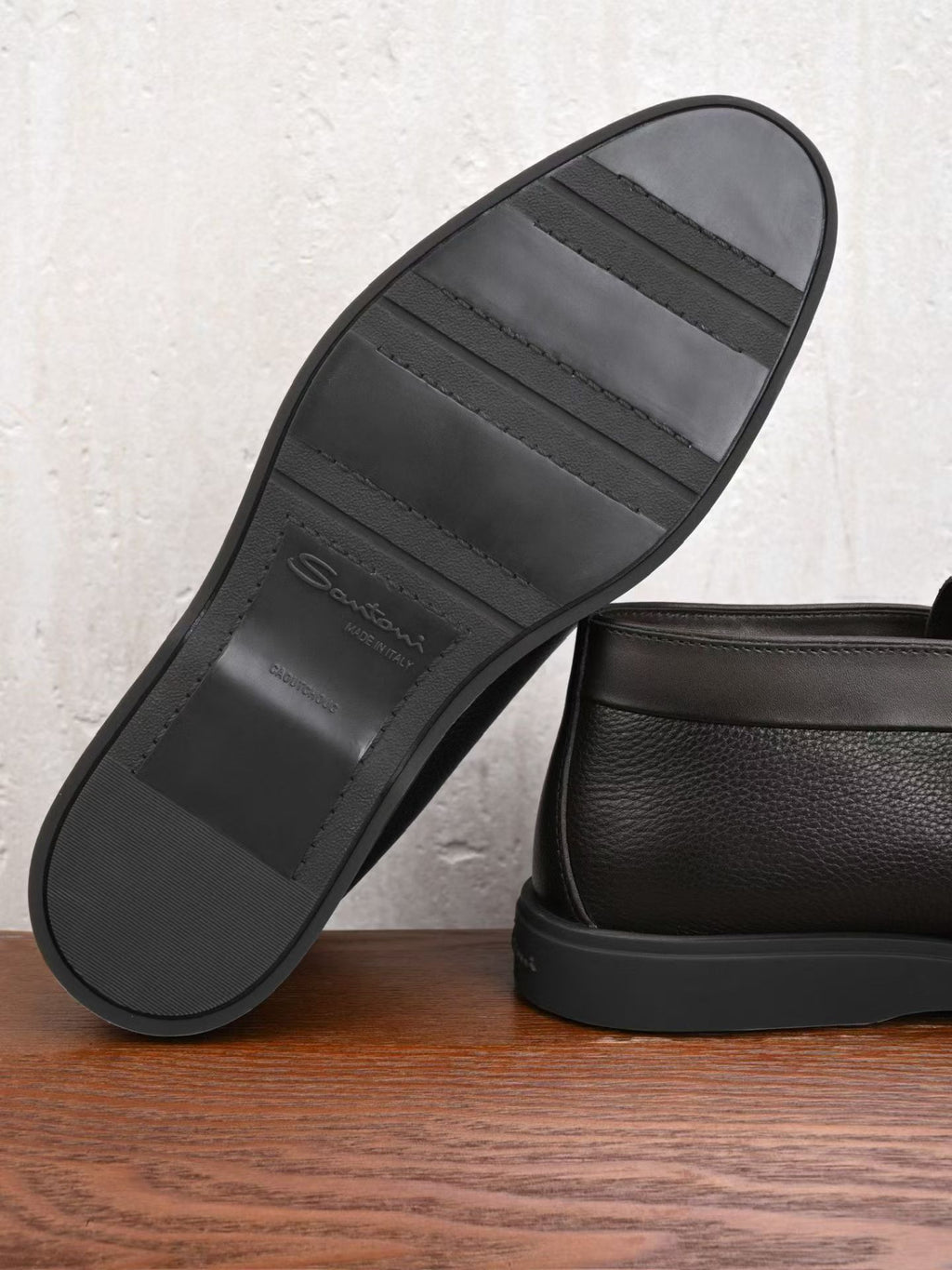 Santoni Herren-Slipper aus schwarzem genarbtem Leder mit Gummisohle