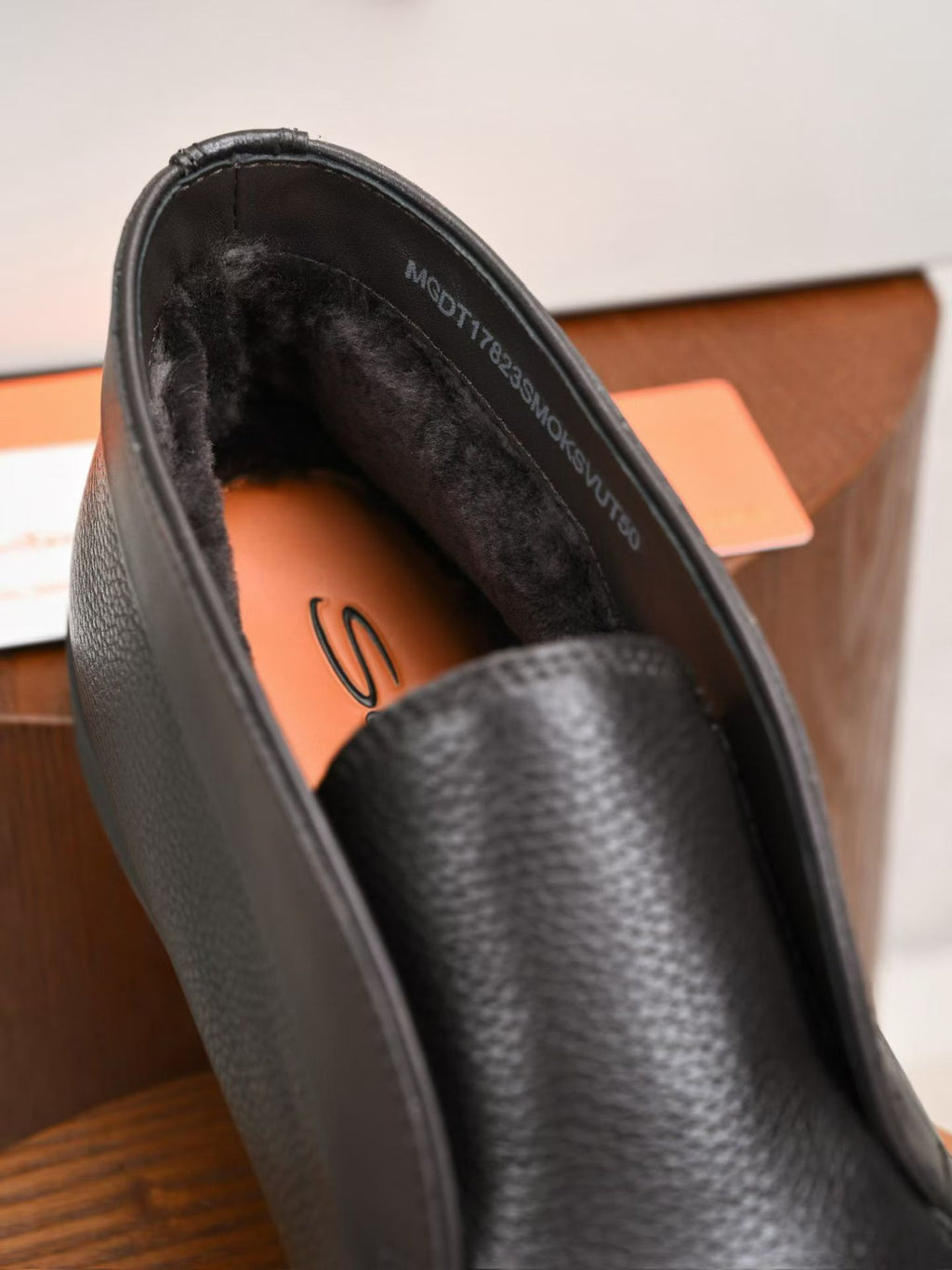 Santoni Herren-Slipper aus schwarzem genarbtem Leder mit Gummisohle