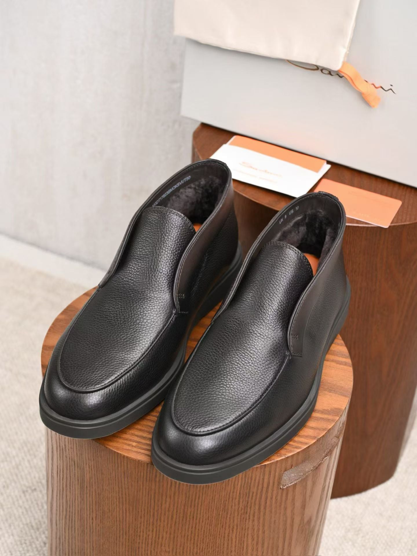 Santoni Herren-Slipper aus schwarzem genarbtem Leder mit Gummisohle