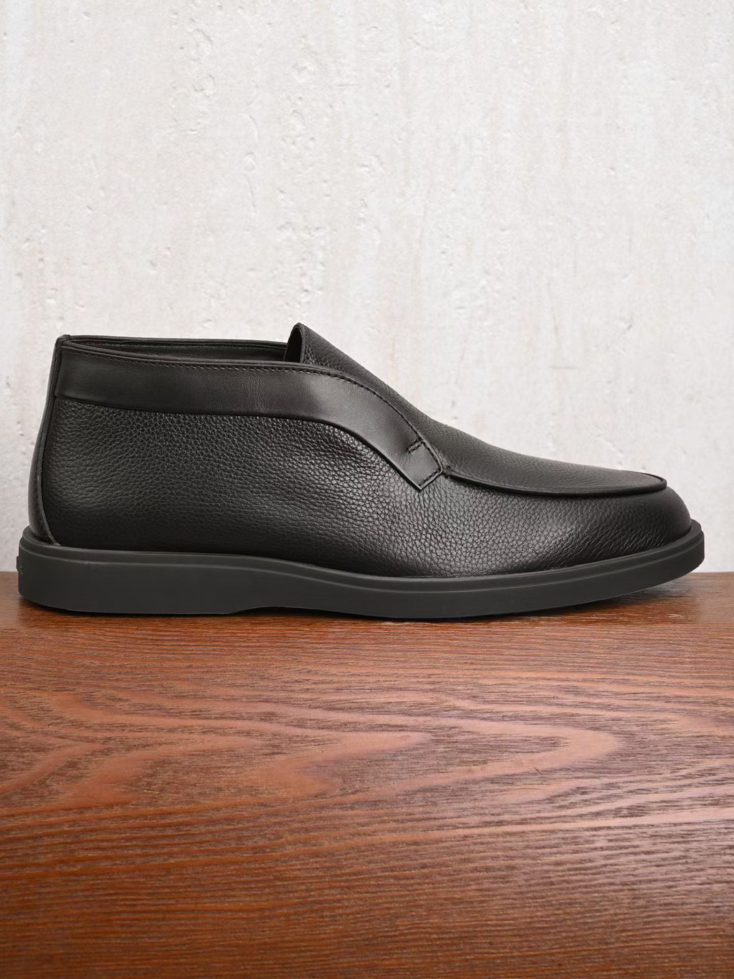 Santoni Herren-Slipper aus schwarzem genarbtem Leder mit Gummisohle