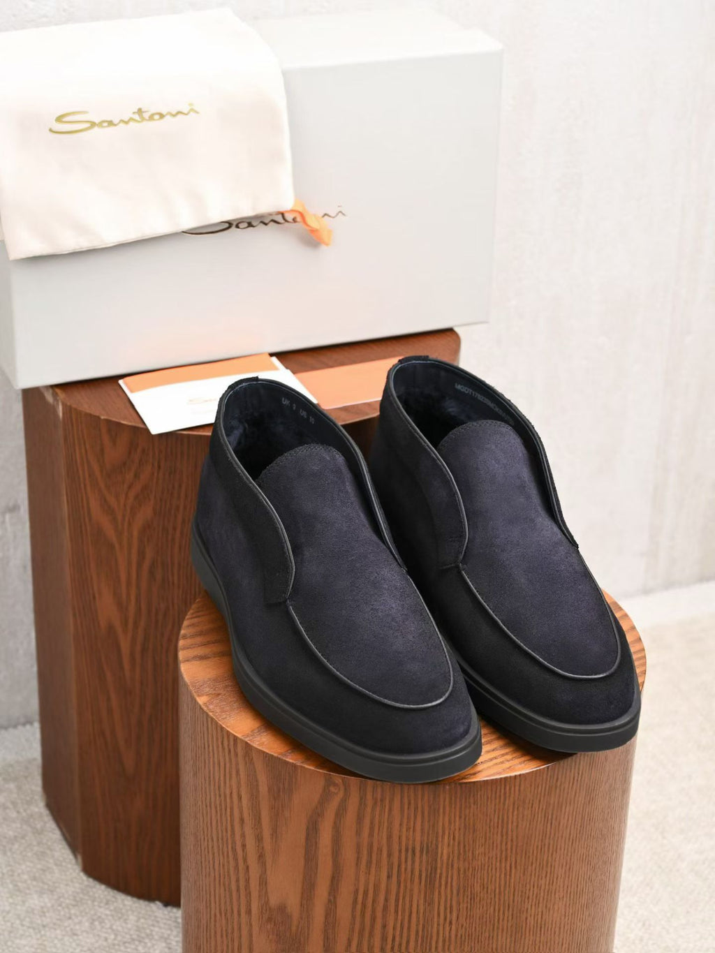 Santoni Herren-Slipper aus dunkelblauem Veloursleder mit Gummisohle