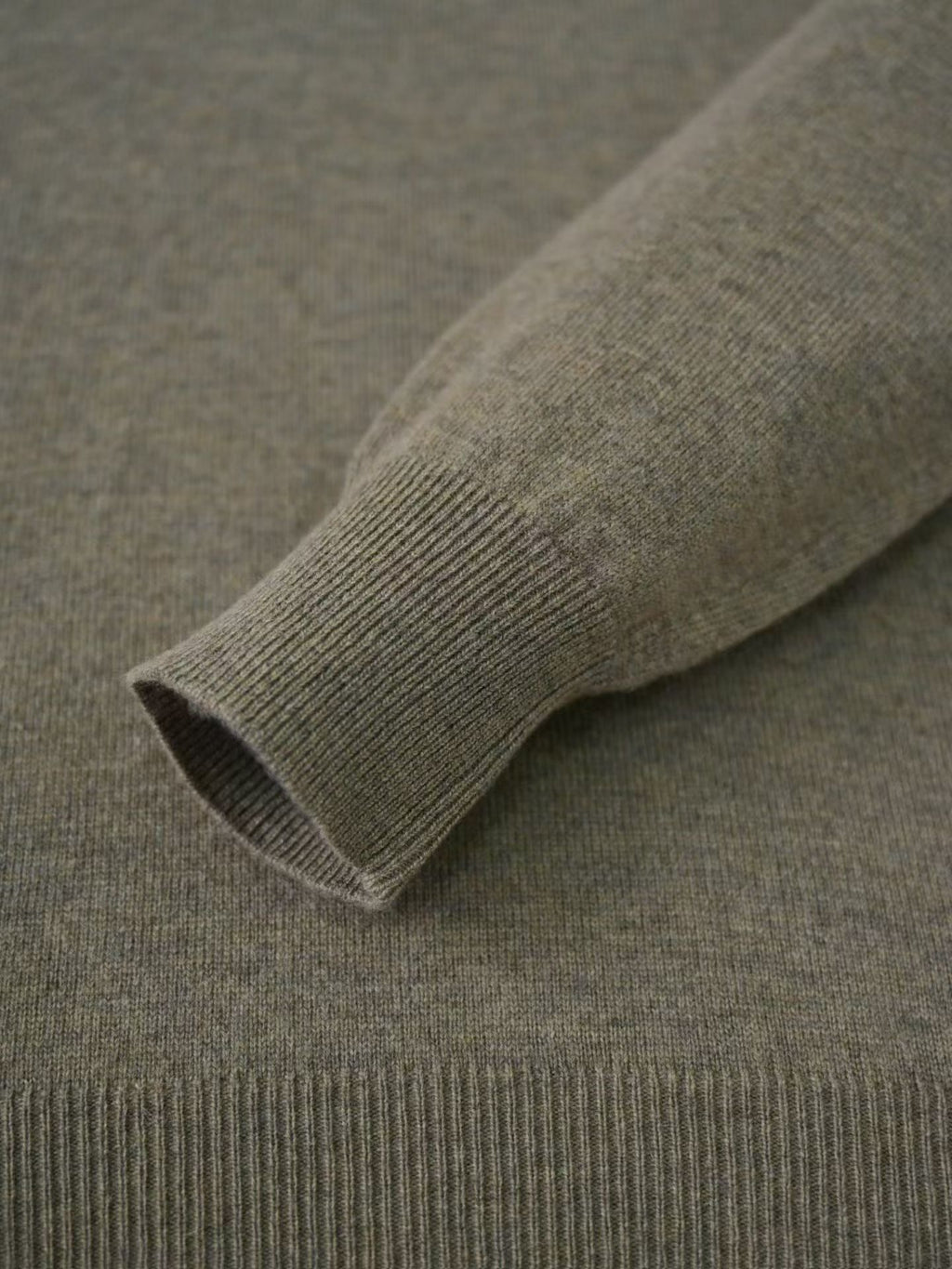 Loro Piana Herren-Pullover aus Baby-Kaschmir in Olivgrün