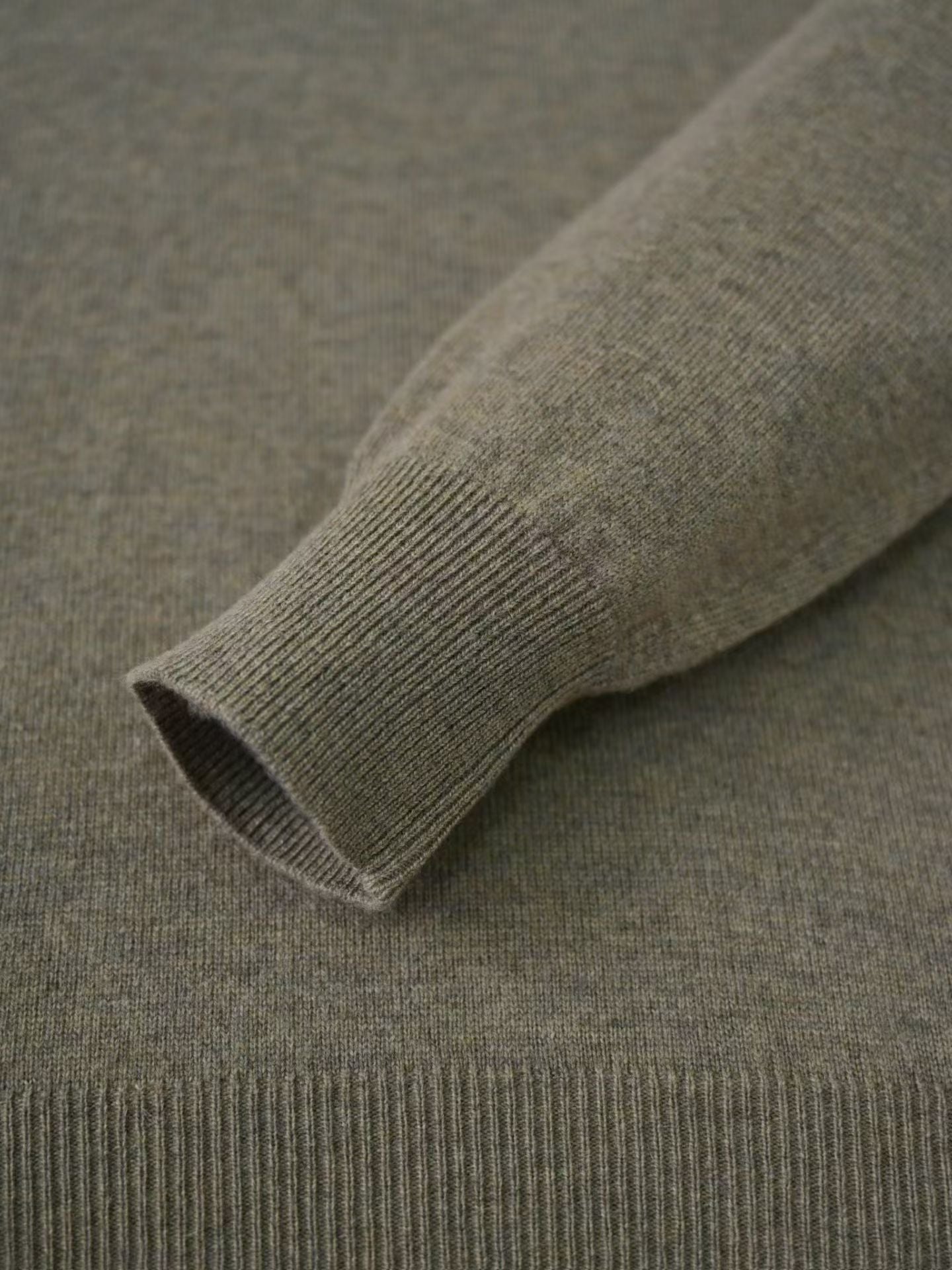 Loro Piana Herren-Pullover aus Baby-Kaschmir in Olivgrün