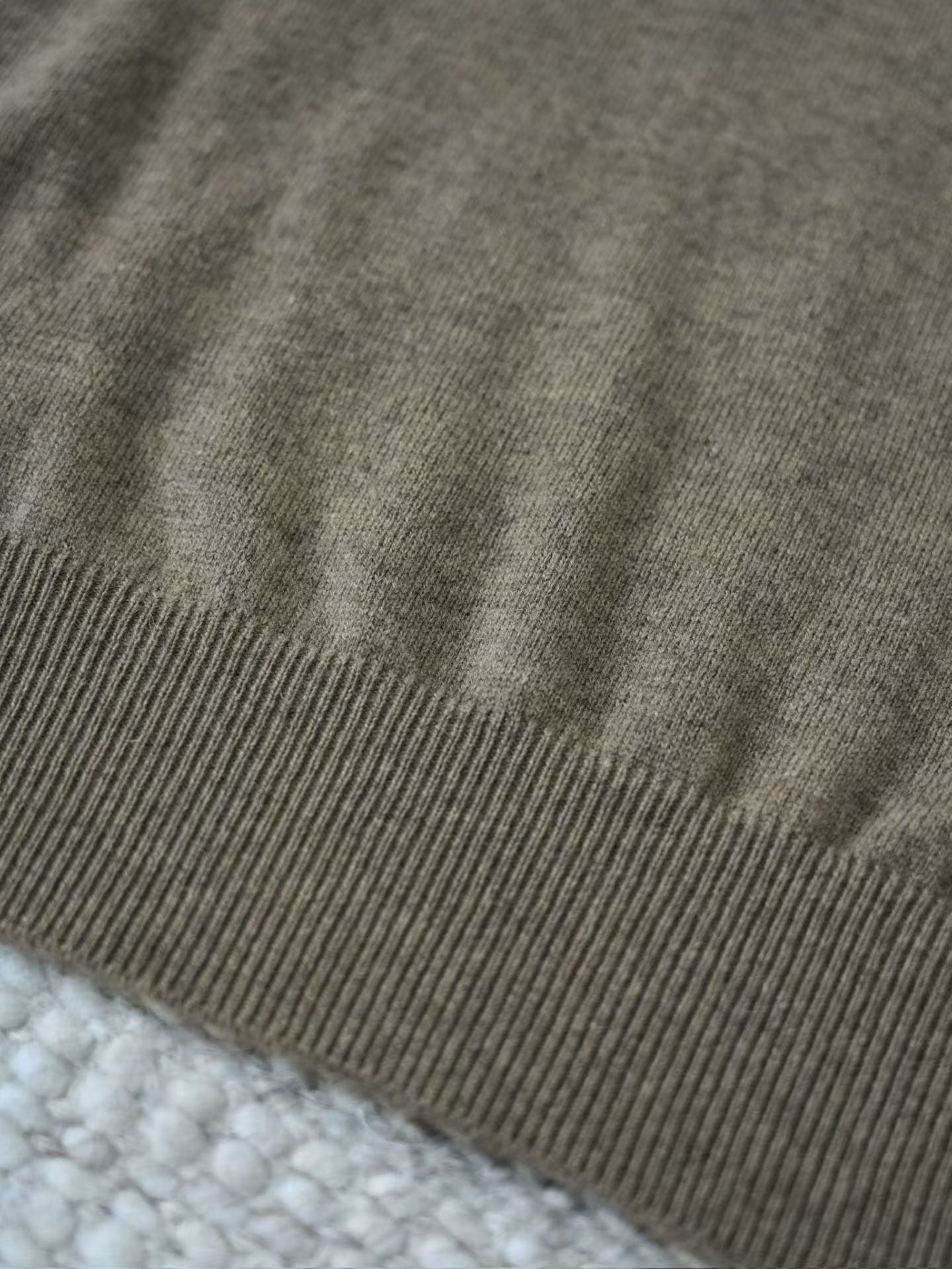 Loro Piana Herren-Pullover aus Baby-Kaschmir in Olivgrün